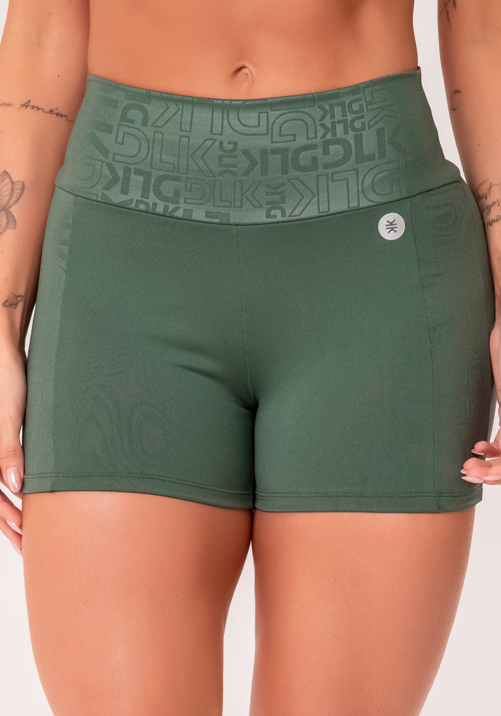 Short Fitness Feminino Verde Com Recortes Logomania Reflections Dlk