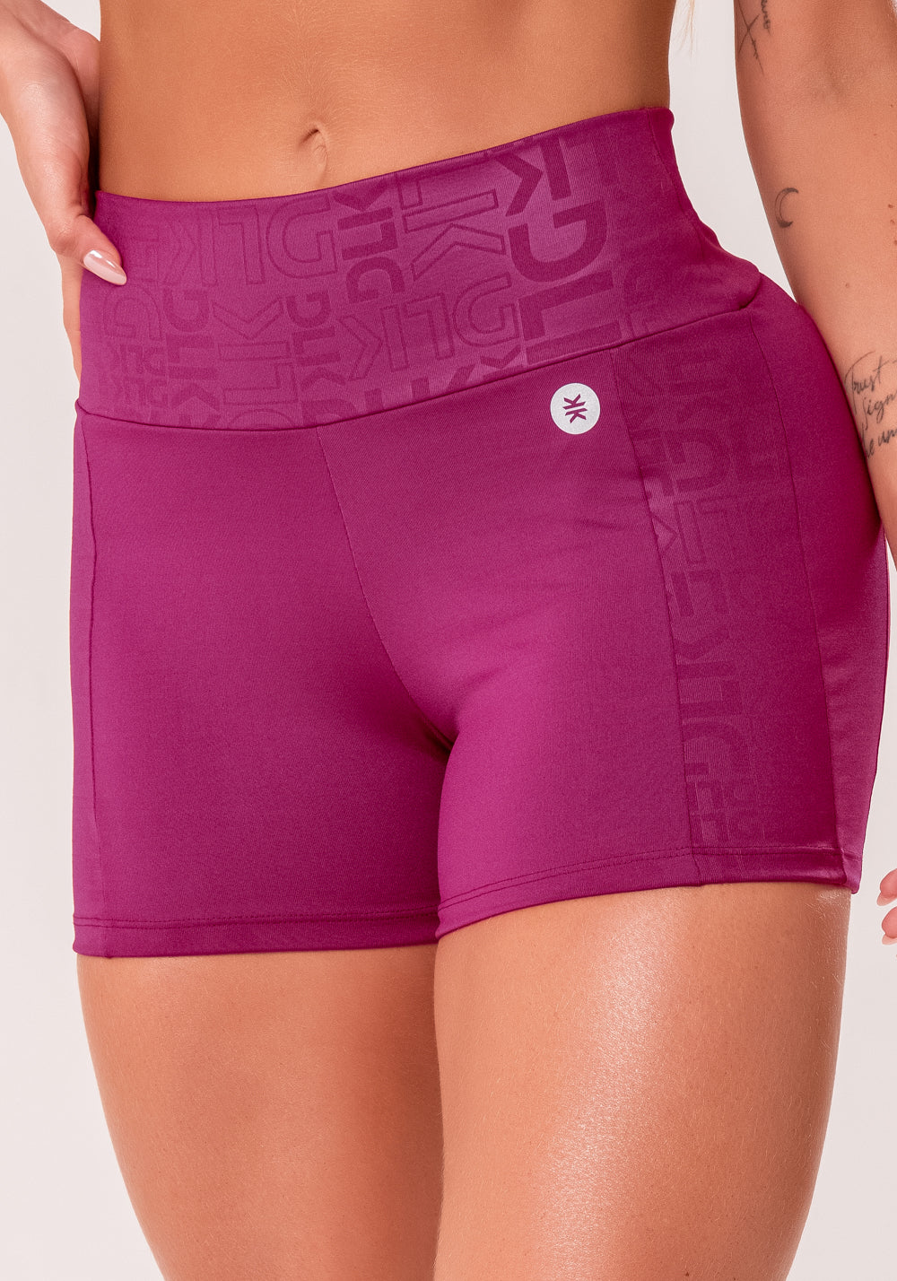 Short Fitness Feminino Vinho Com Recortes Logomania Reflections Dlk