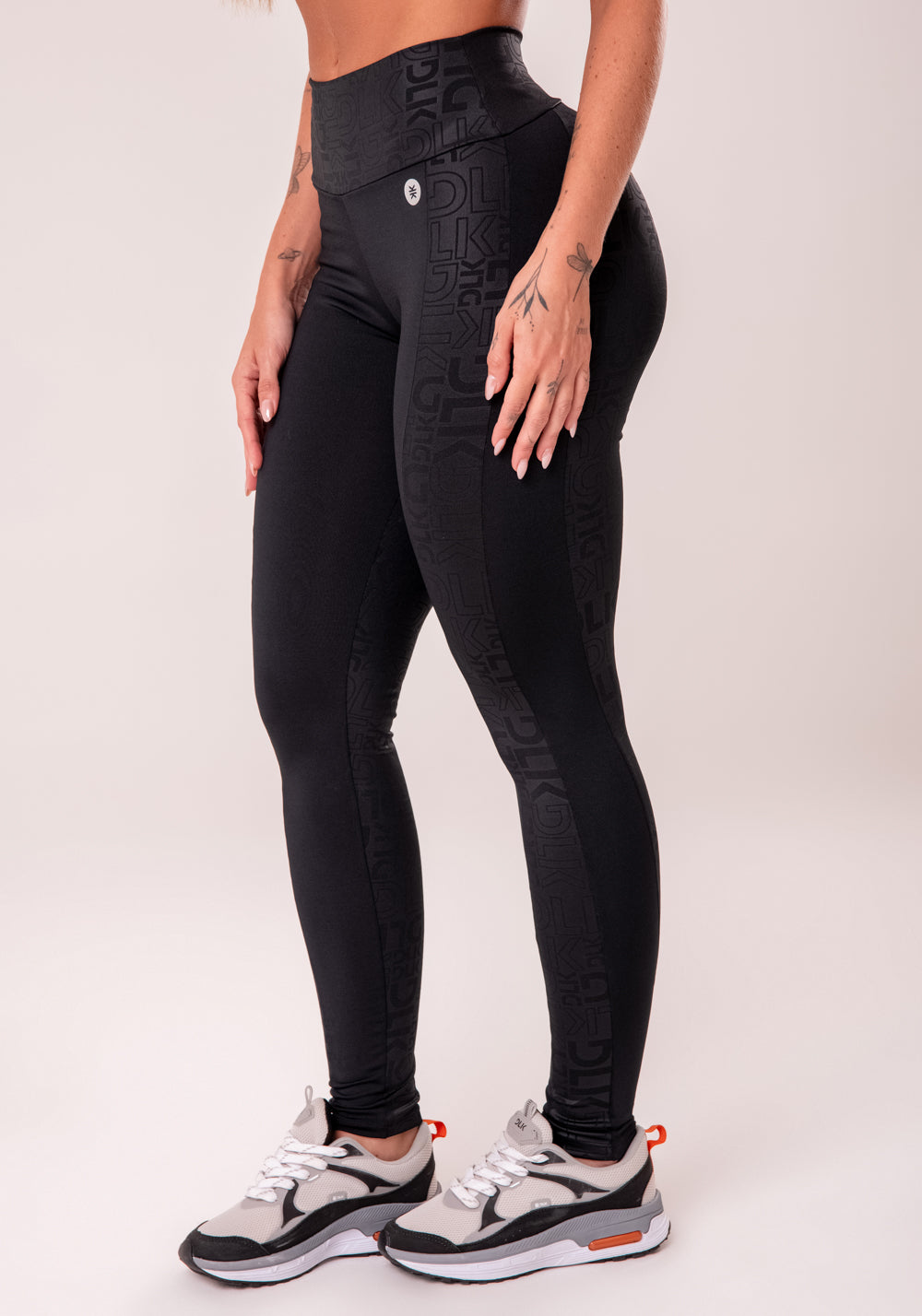 Legging Fitness Feminina Preto Com Recortes Logomania Reflections Dlk