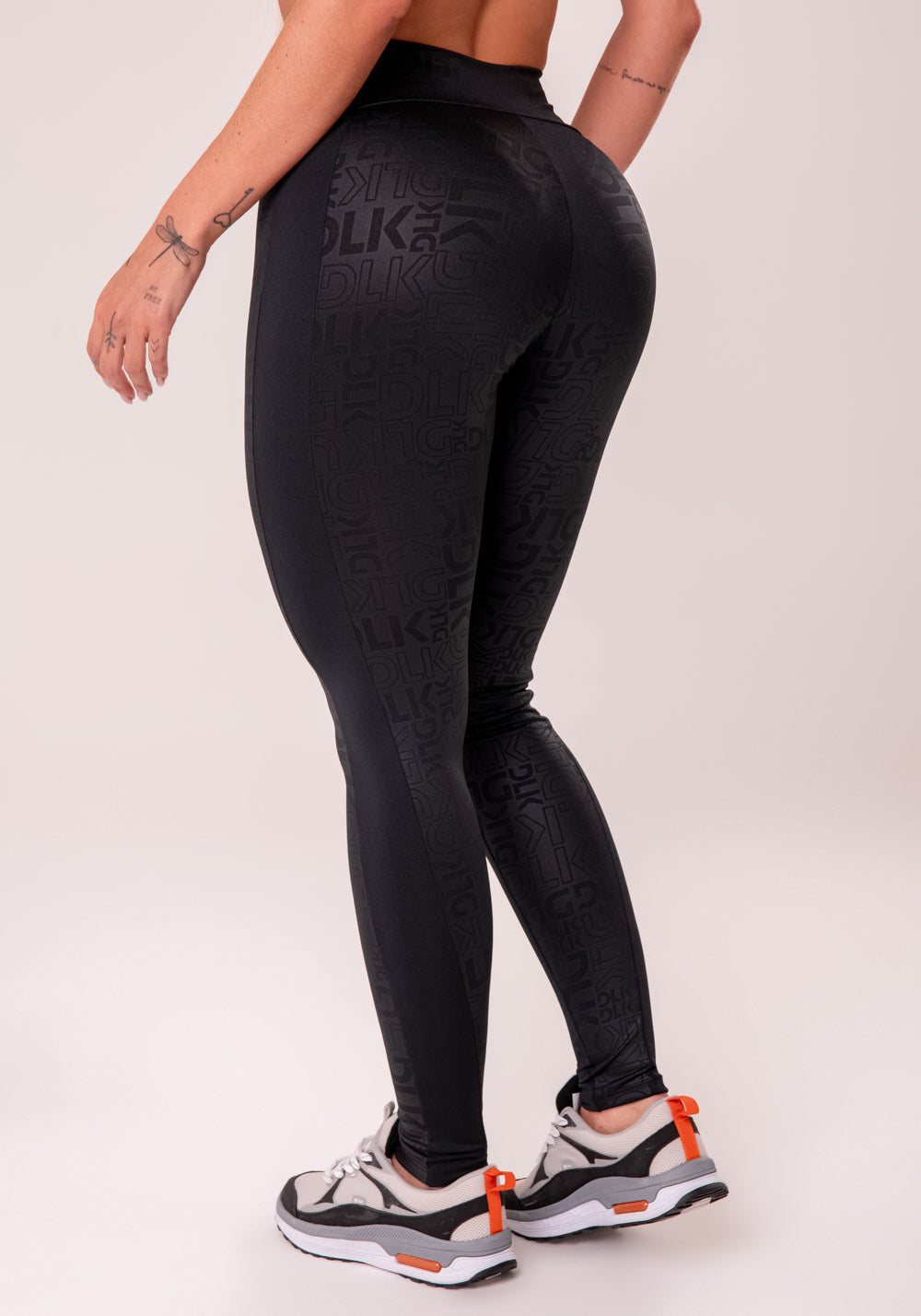 Legging Fitness Feminina Preto Com Recortes Logomania Reflections Dlk