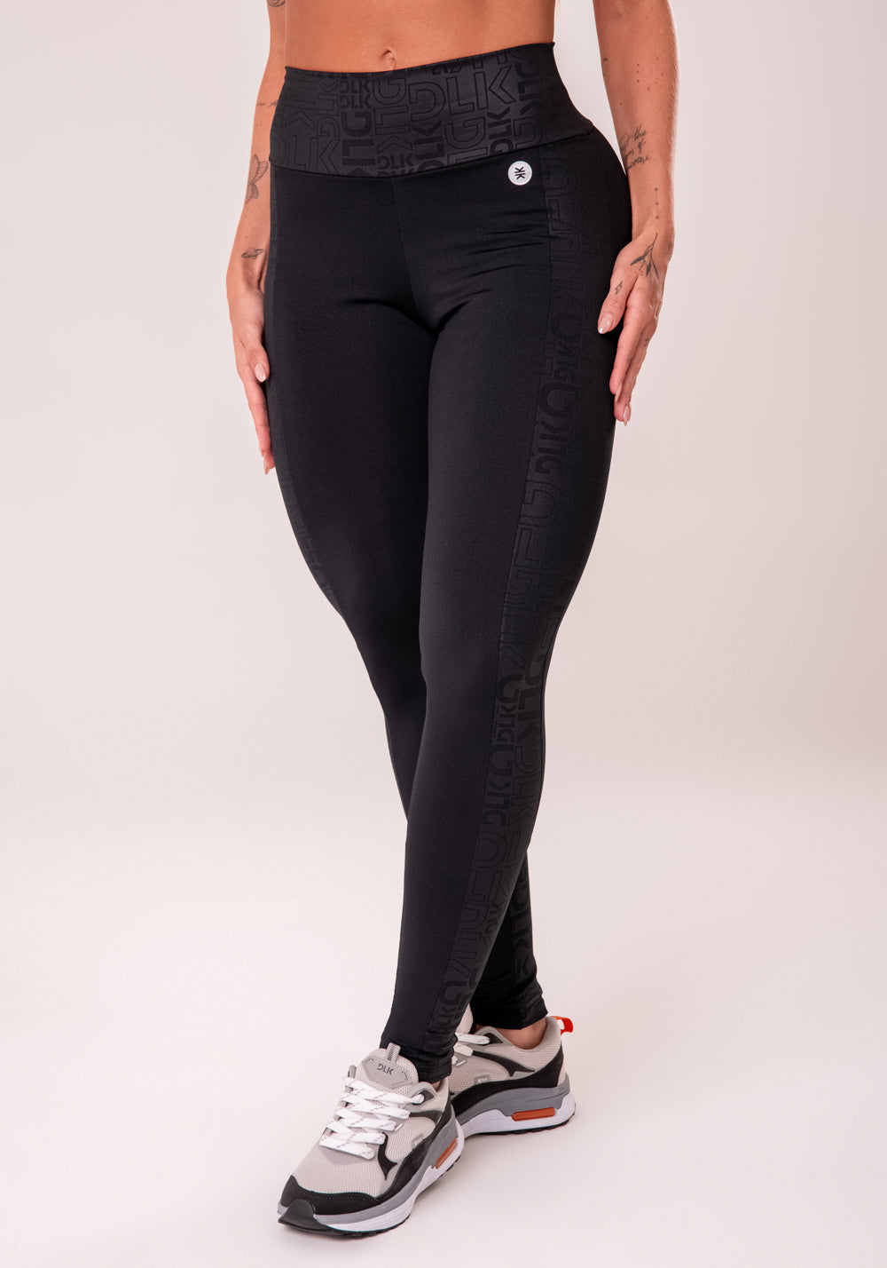 Legging Fitness Feminina Preto Com Recortes Logomania Reflections Dlk