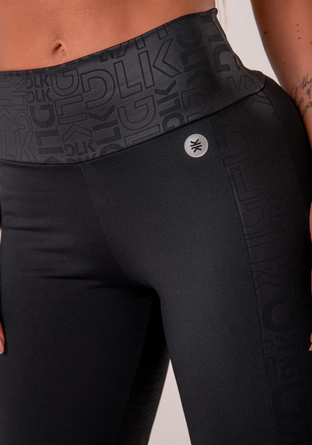 Legging Fitness Feminina Preto Com Recortes Logomania Reflections Dlk
