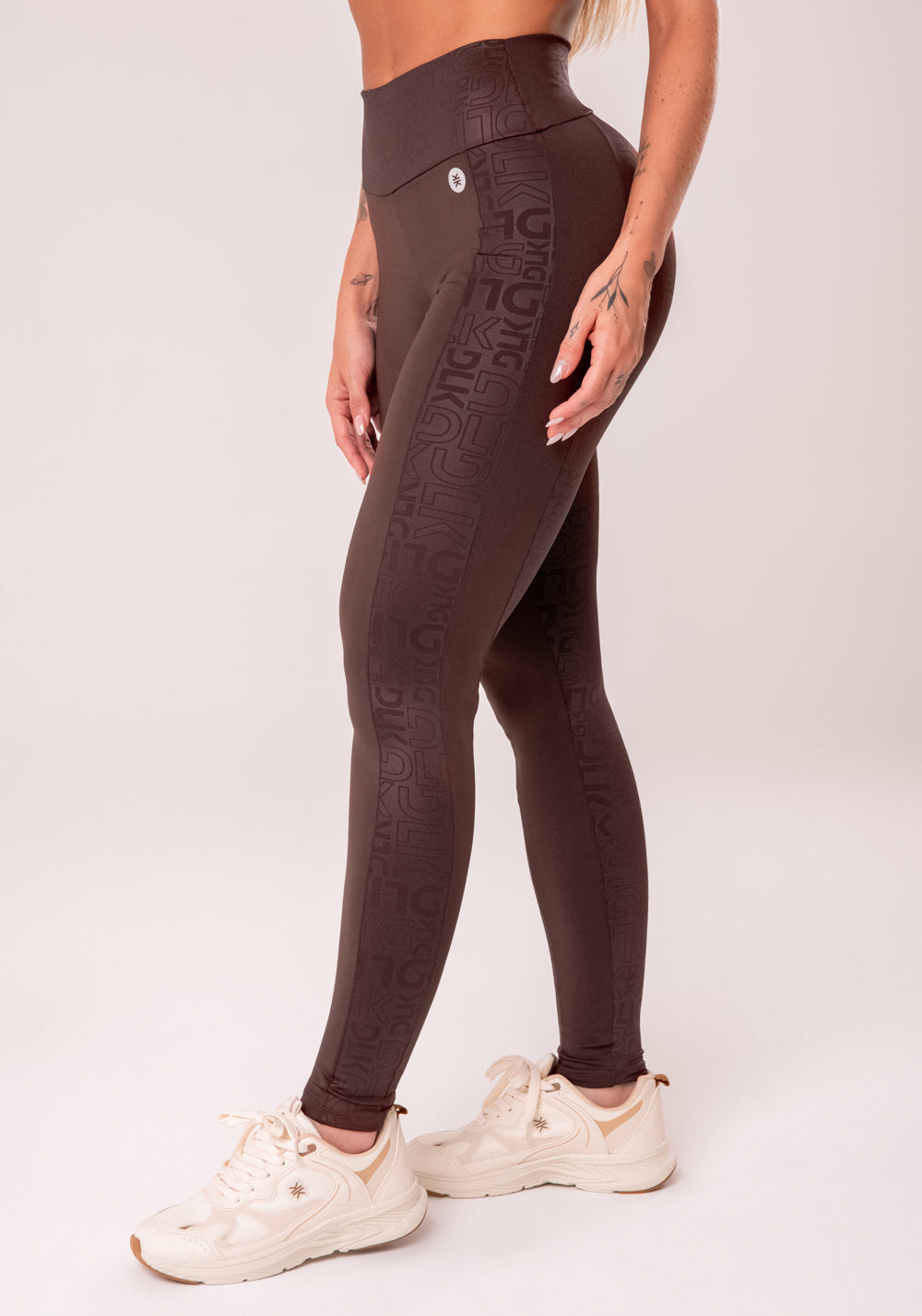 Legging Fitness Feminina Marrom Com Recortes Logomania Reflections Dlk