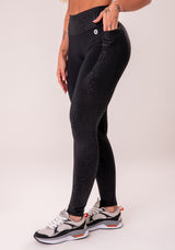 Legging Fitness Feminina Preto Com Bolsos Logomania Reflections Dlk