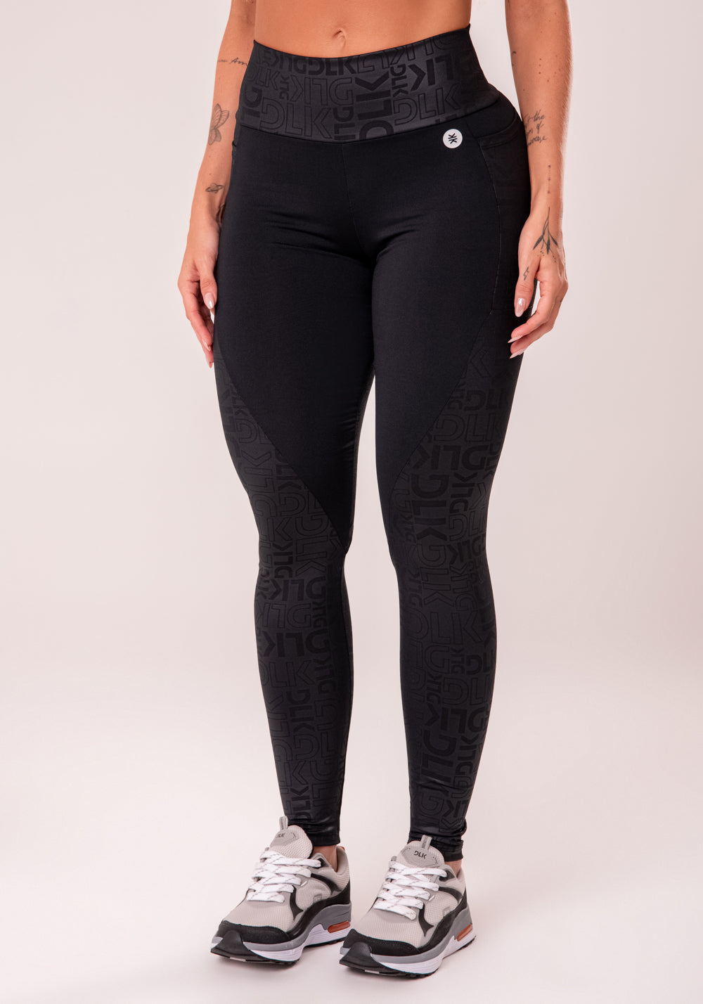 Legging Fitness Feminina Preto Com Bolsos Logomania Reflections Dlk