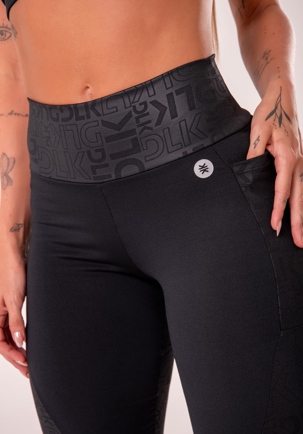 Legging Fitness Feminina Preto Com Bolsos Logomania Reflections Dlk