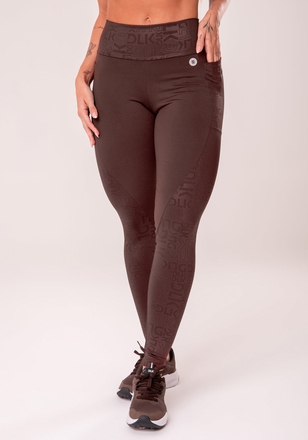 Legging Fitness Feminina Marrom Com Bolsos Logomania Reflections Dlk