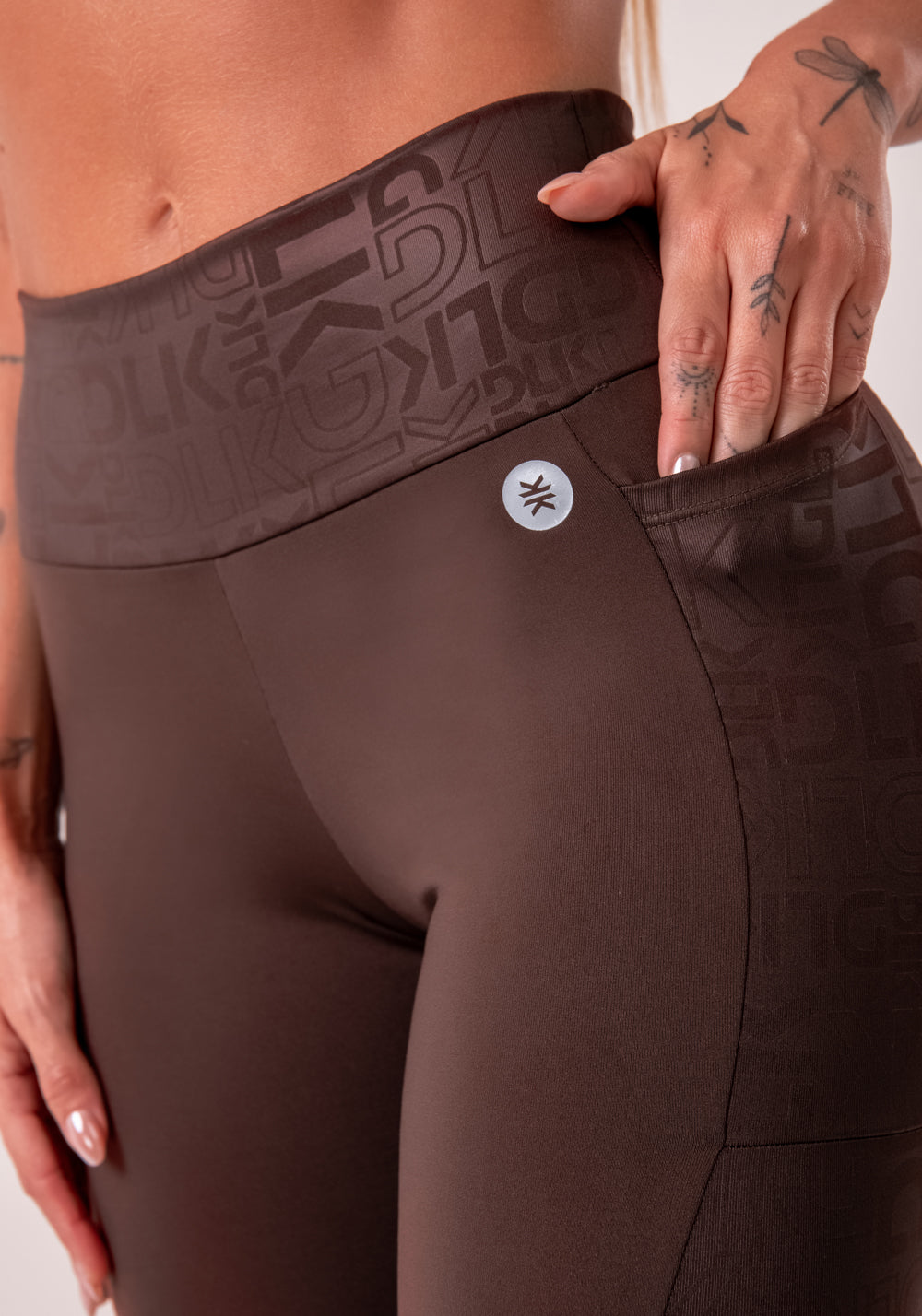 Legging Fitness Feminina Marrom Com Bolsos Logomania Reflections Dlk