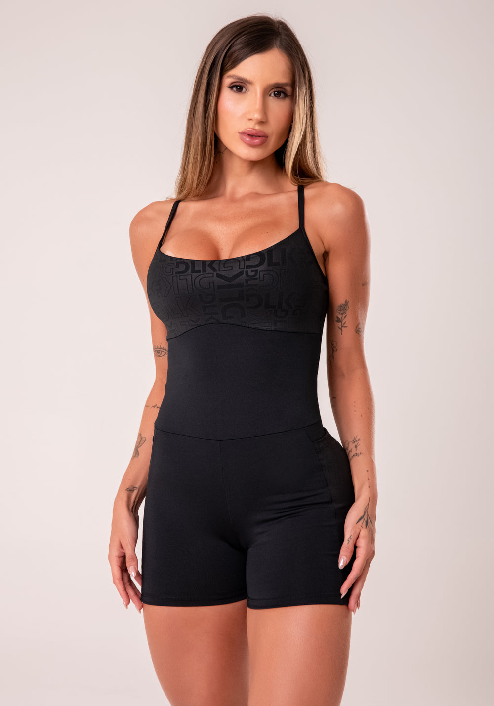 Macaquinho Fitness Feminino Preto Com Bojo E Bolsos Logomania Reflections Dlk