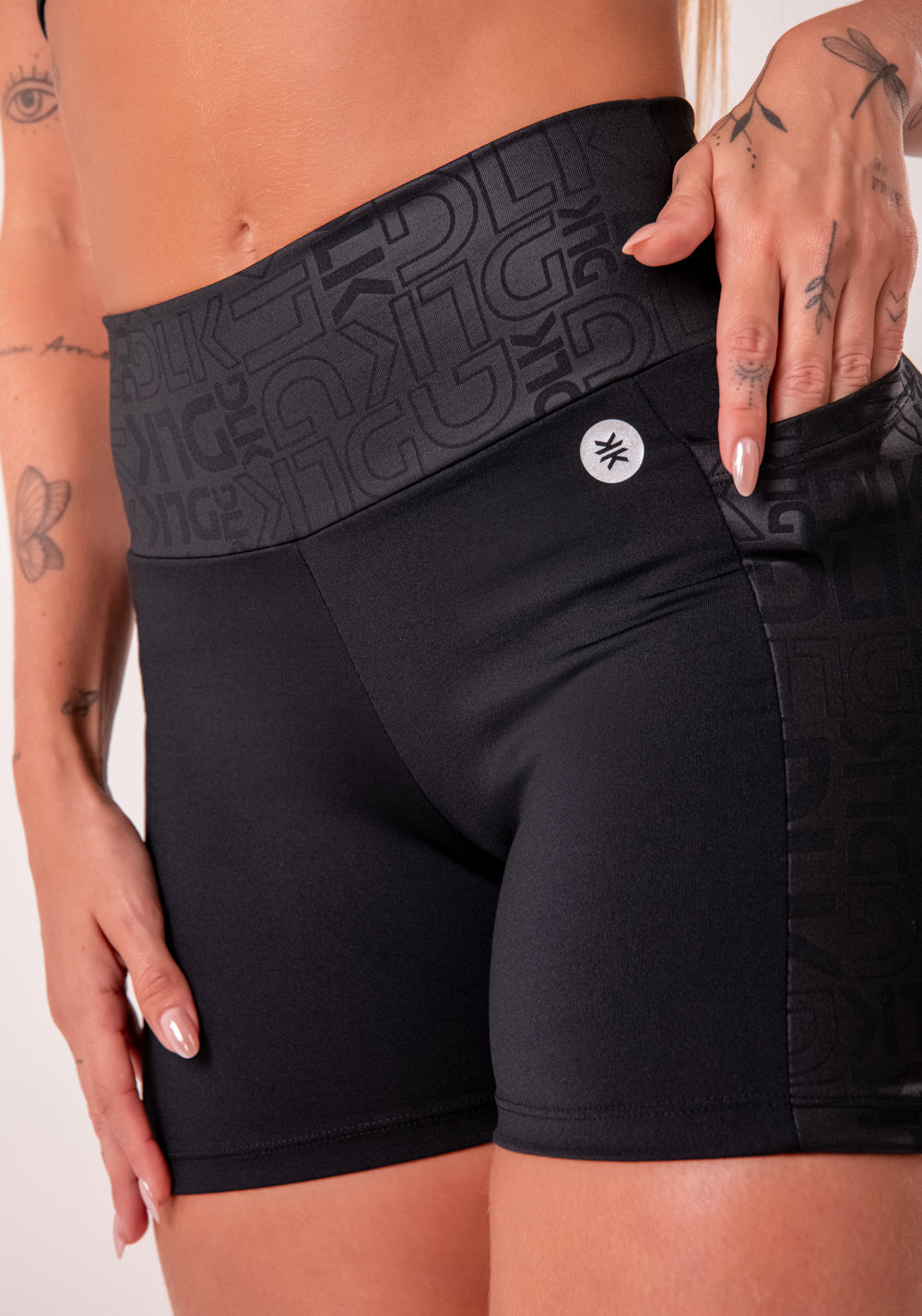 Short Fitness Feminino Preto Com Bolsos Logomania Reflections Dlk
