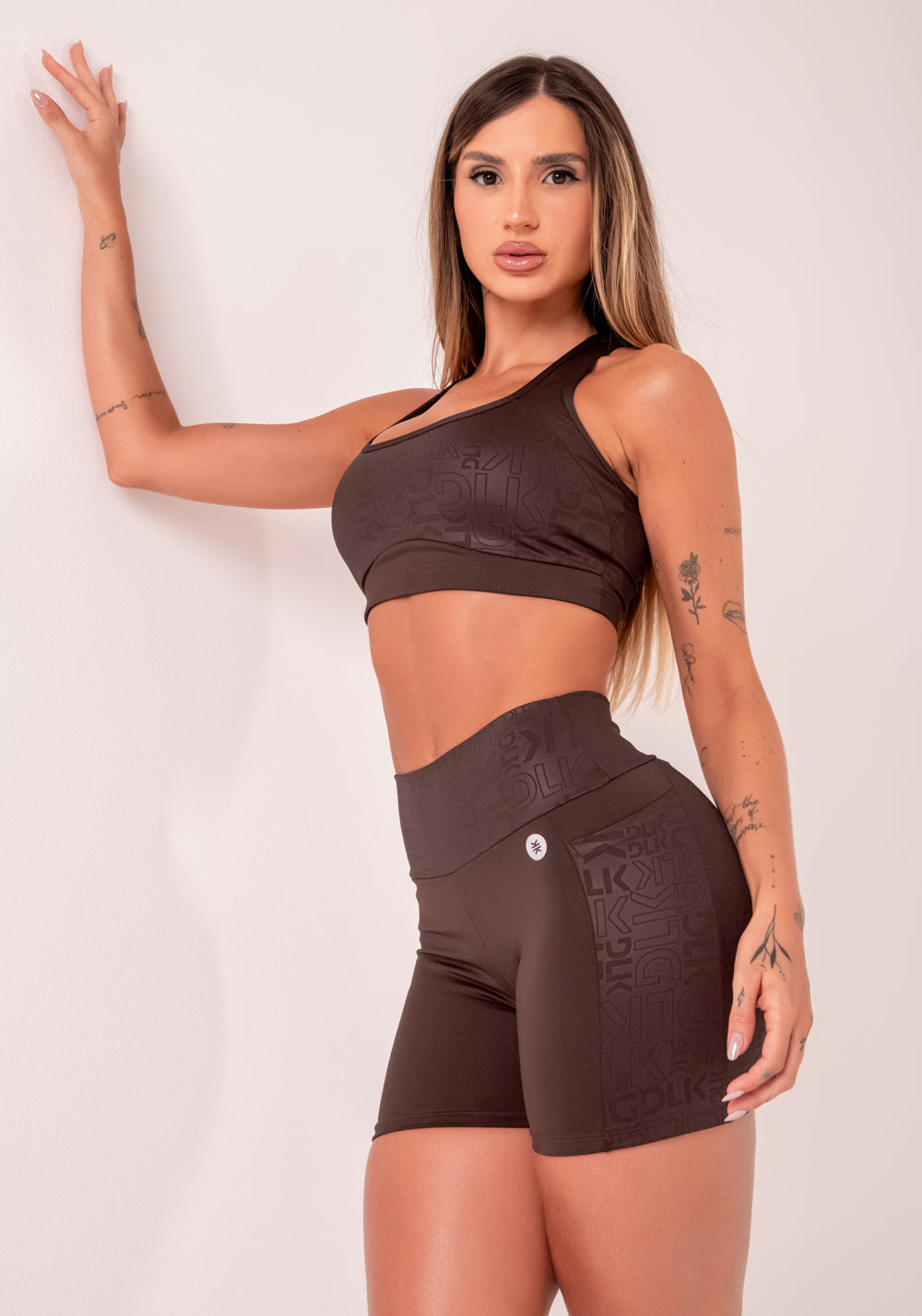 Short Fitness Feminino Marrom Com Bolsos Logomania Reflections Dlk