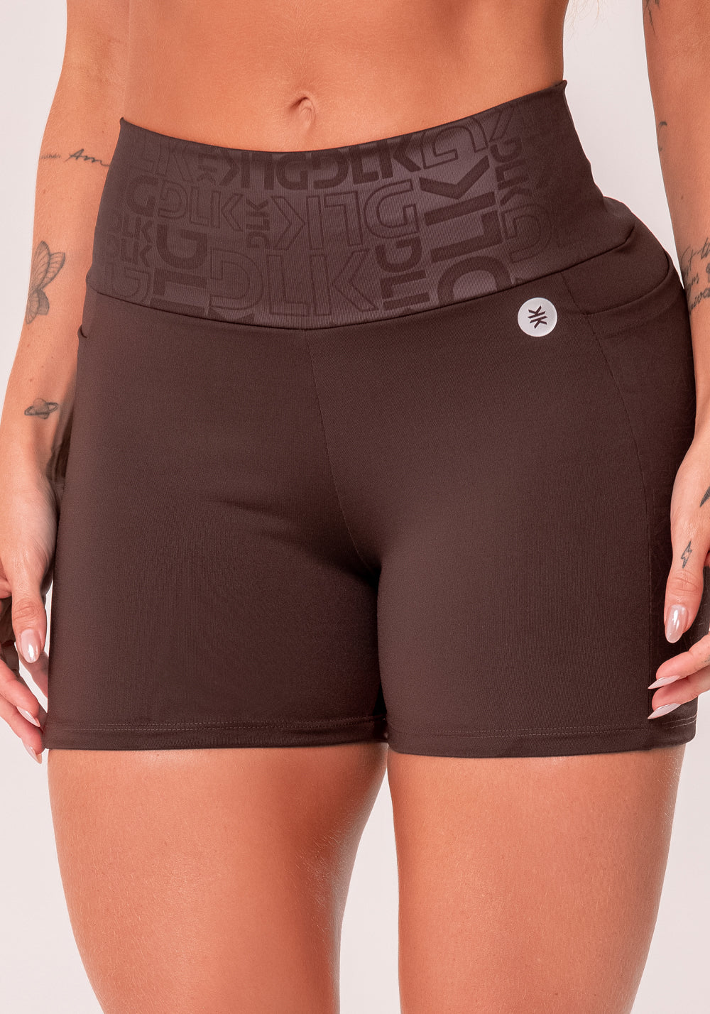 Short Fitness Feminino Marrom Com Bolsos Logomania Reflections Dlk