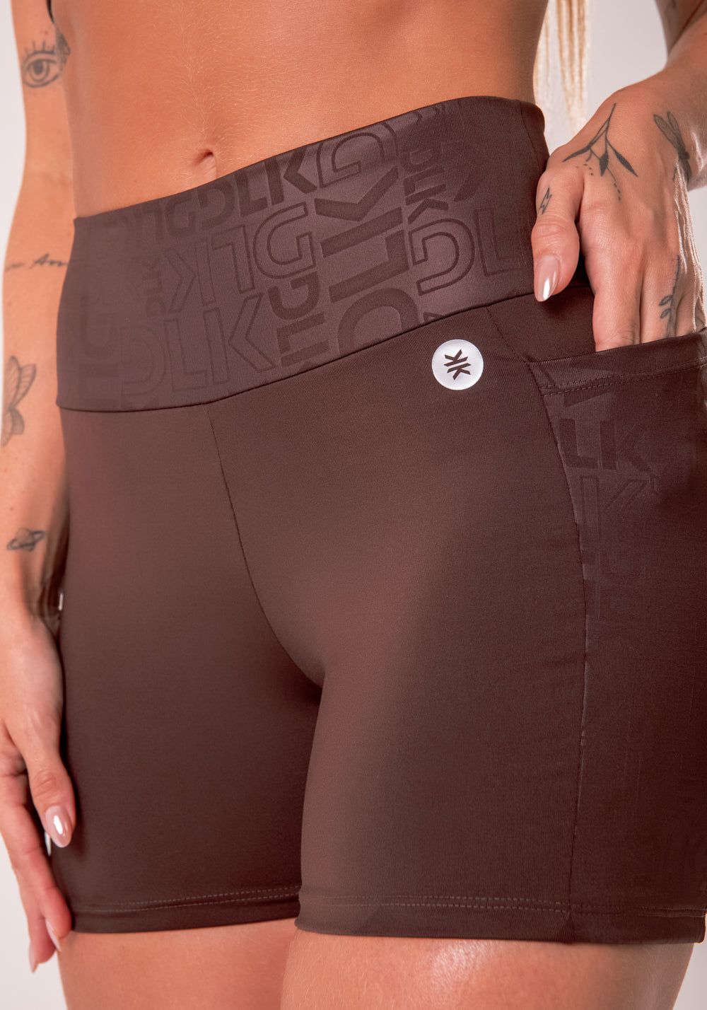 Short Fitness Feminino Marrom Com Bolsos Logomania Reflections Dlk