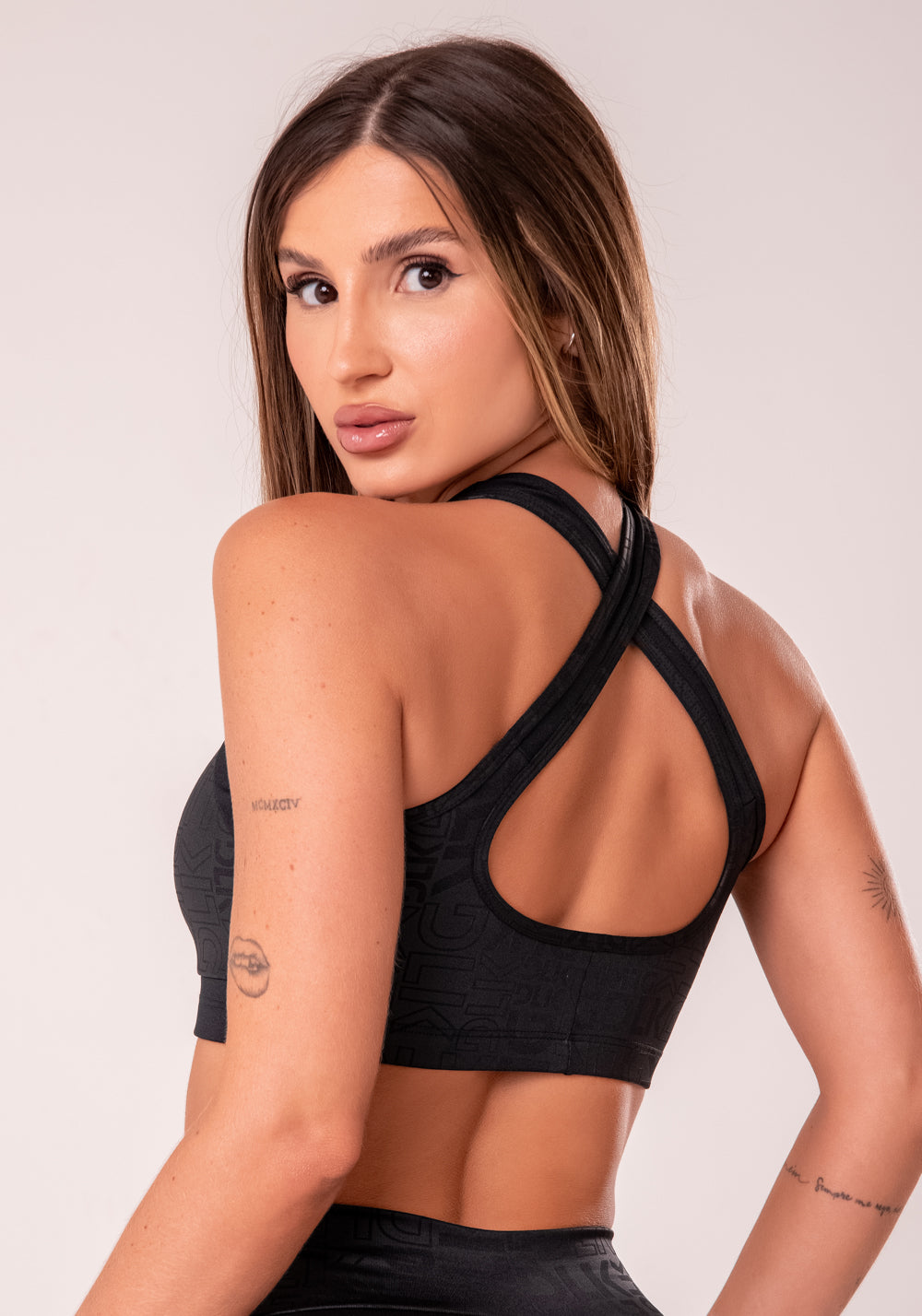 Top Fitness Feminino Preto Com Bojo E Recortes Logomania Reflections Dlk