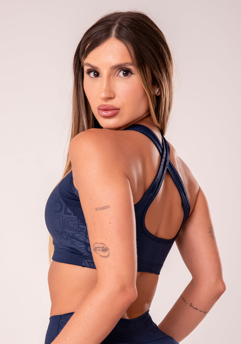Top Fitness Feminino Azul Marinho Com Bojo E Recortes Logomania Reflections Dlk