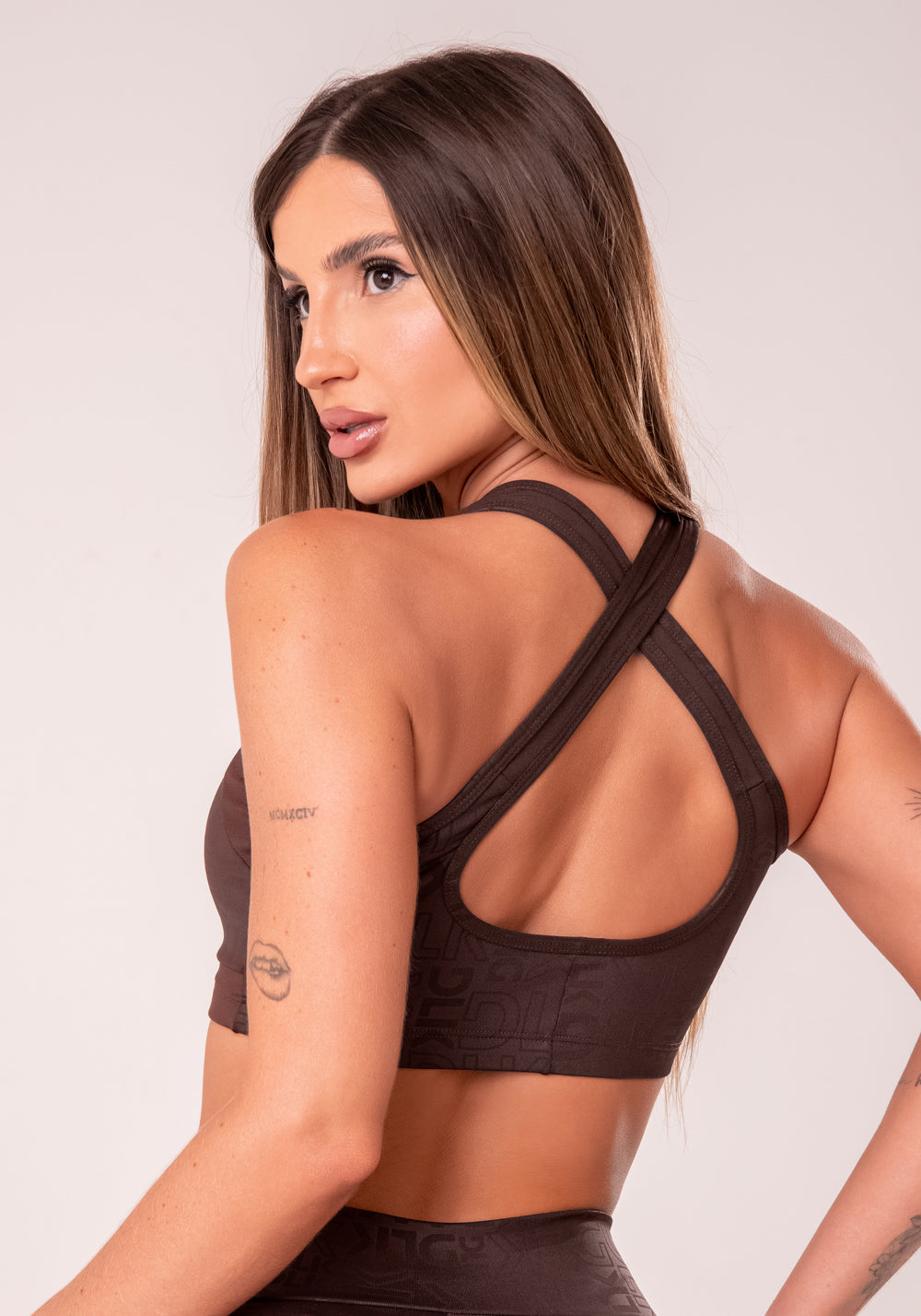 Top Fitness Feminino Marrom Com Bojo E Recortes Logomania Reflections Dlk
