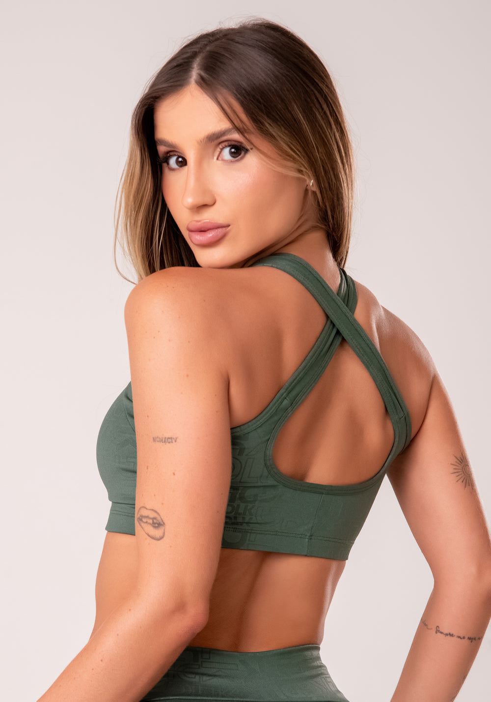 Top Fitness Feminino Verde Com Bojo E Recortes Logomania Reflections Dlk