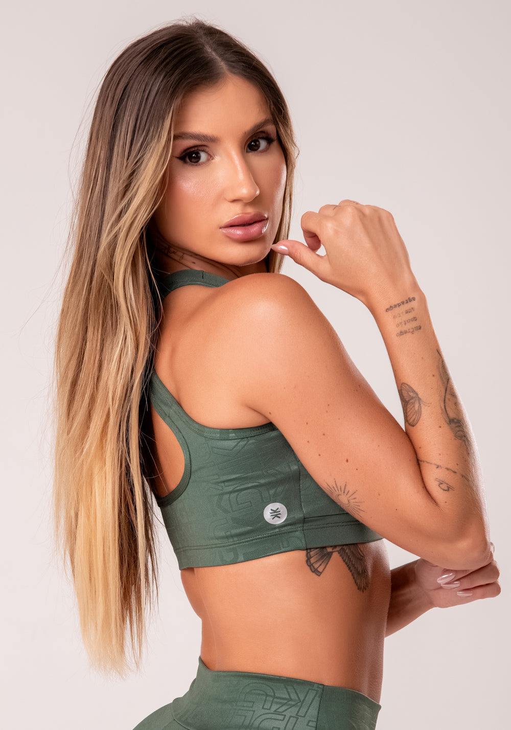 Top Fitness Feminino Verde Com Bojo E Recortes Logomania Reflections Dlk