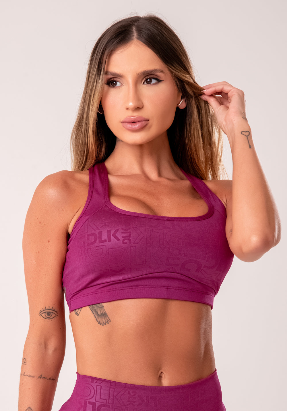 Top Fitness Feminino Vinho Com Bojo E Recortes Logomania Reflections Dlk