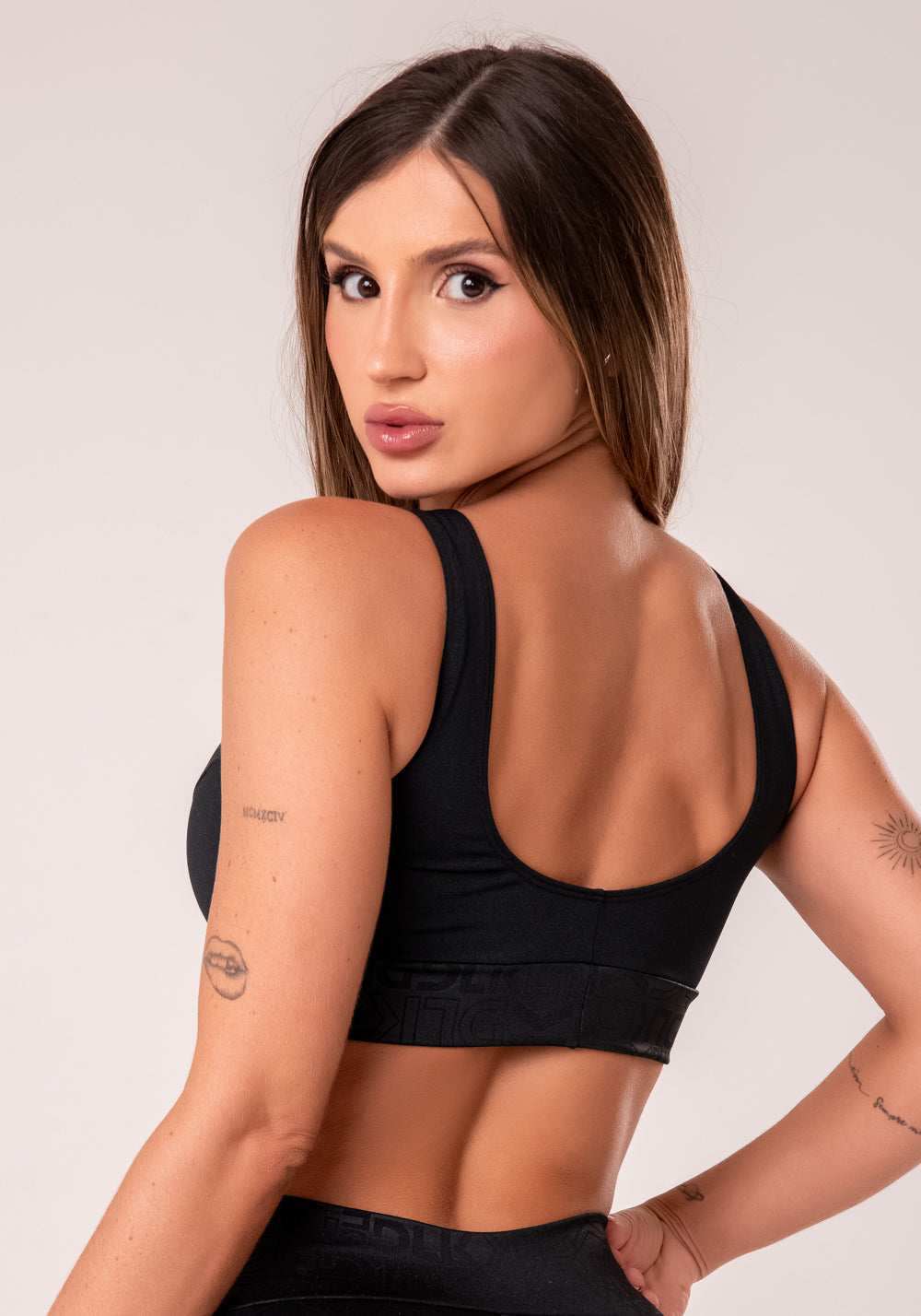 Top Fitness Feminino Preto Com Recortes Logomania Reflections Dlk
