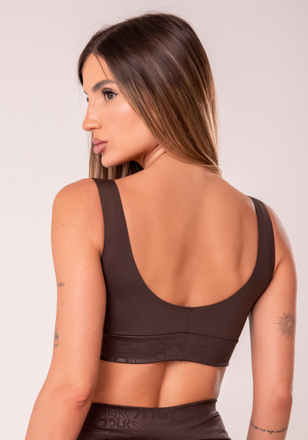 Top Fitness Feminino Marrom Com Recortes Logomania Reflections Dlk
