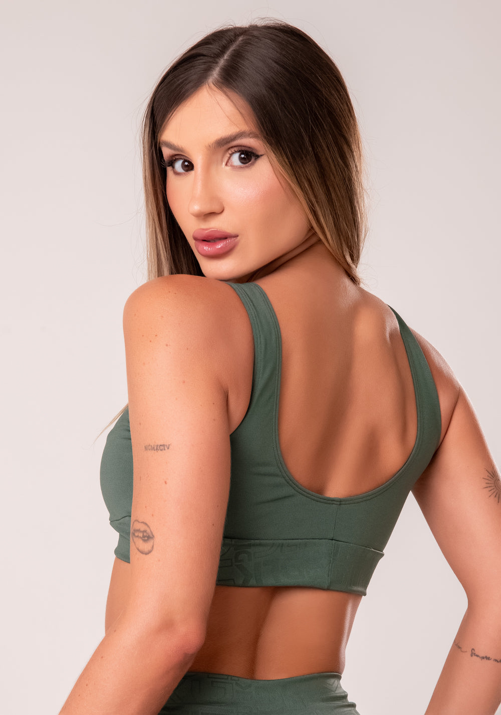 Top Fitness Feminino Verde Com Recortes Logomania Reflections Dlk