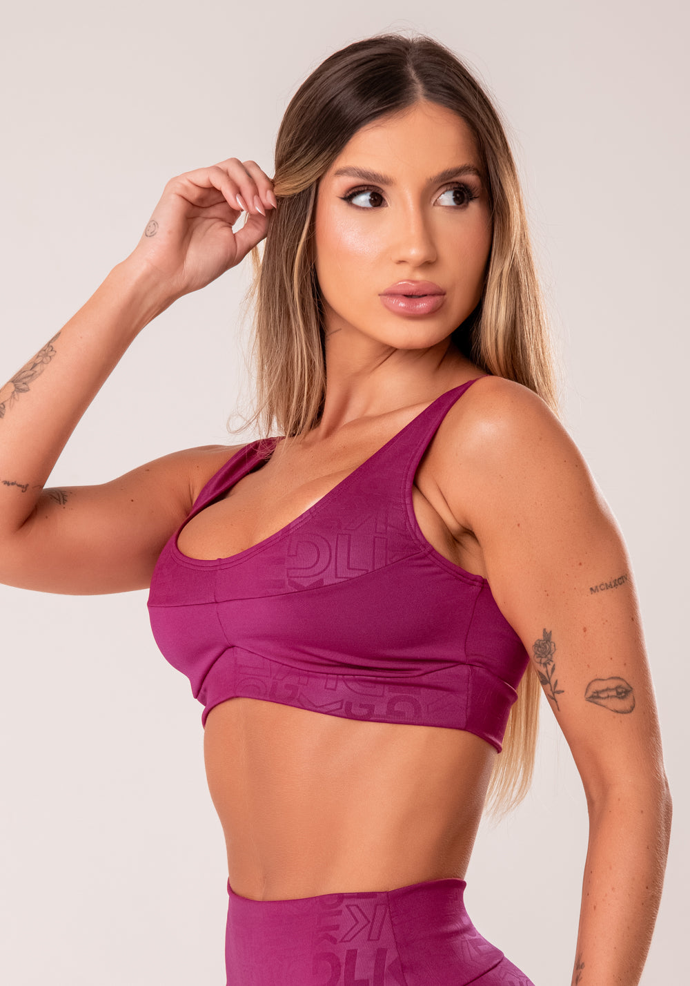 Top Fitness Feminino Vinho Com Recortes Logomania Reflections Dlk