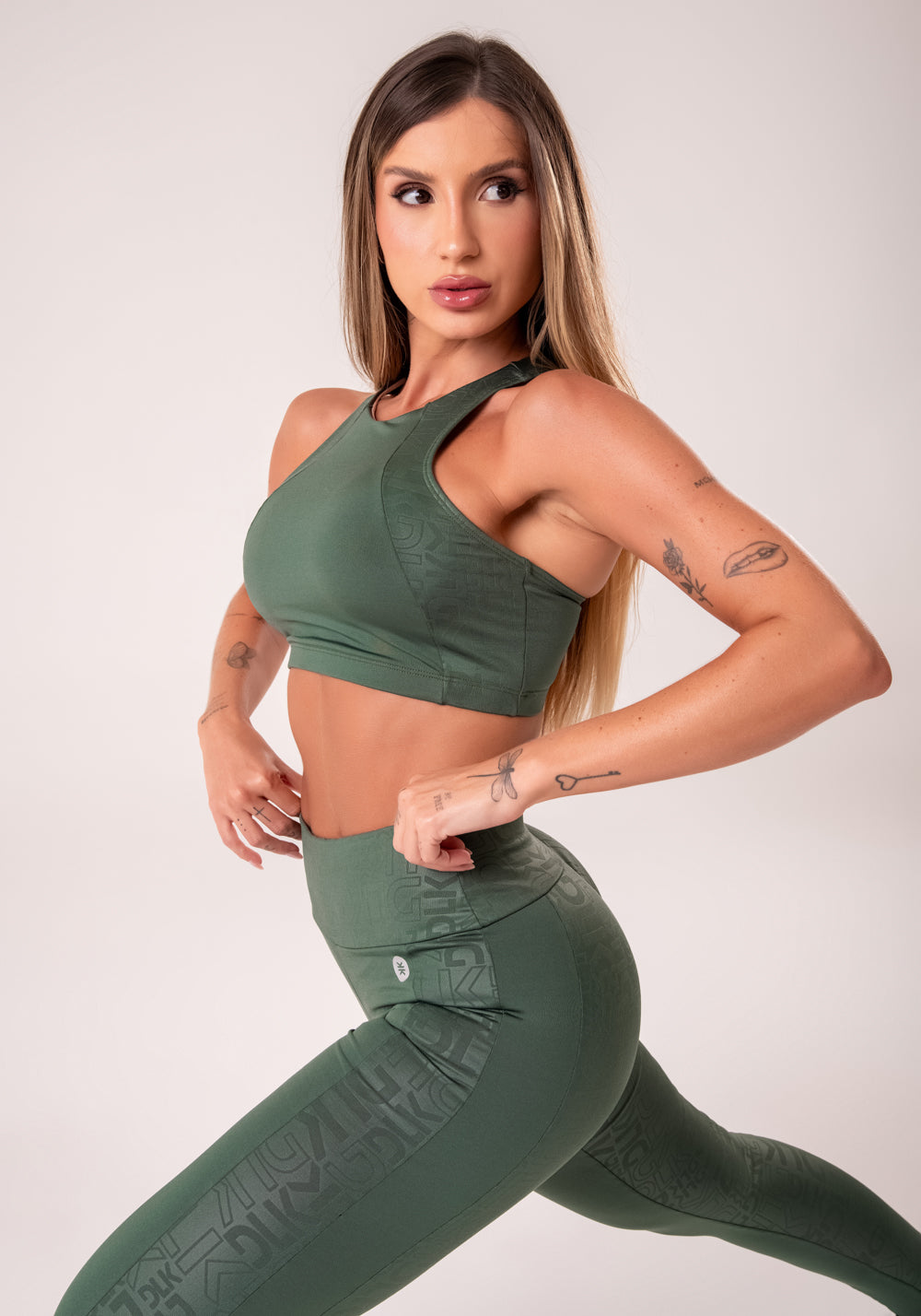 Top Fitness Feminino Verde Com Cava Americana Logomania Reflections Dlk