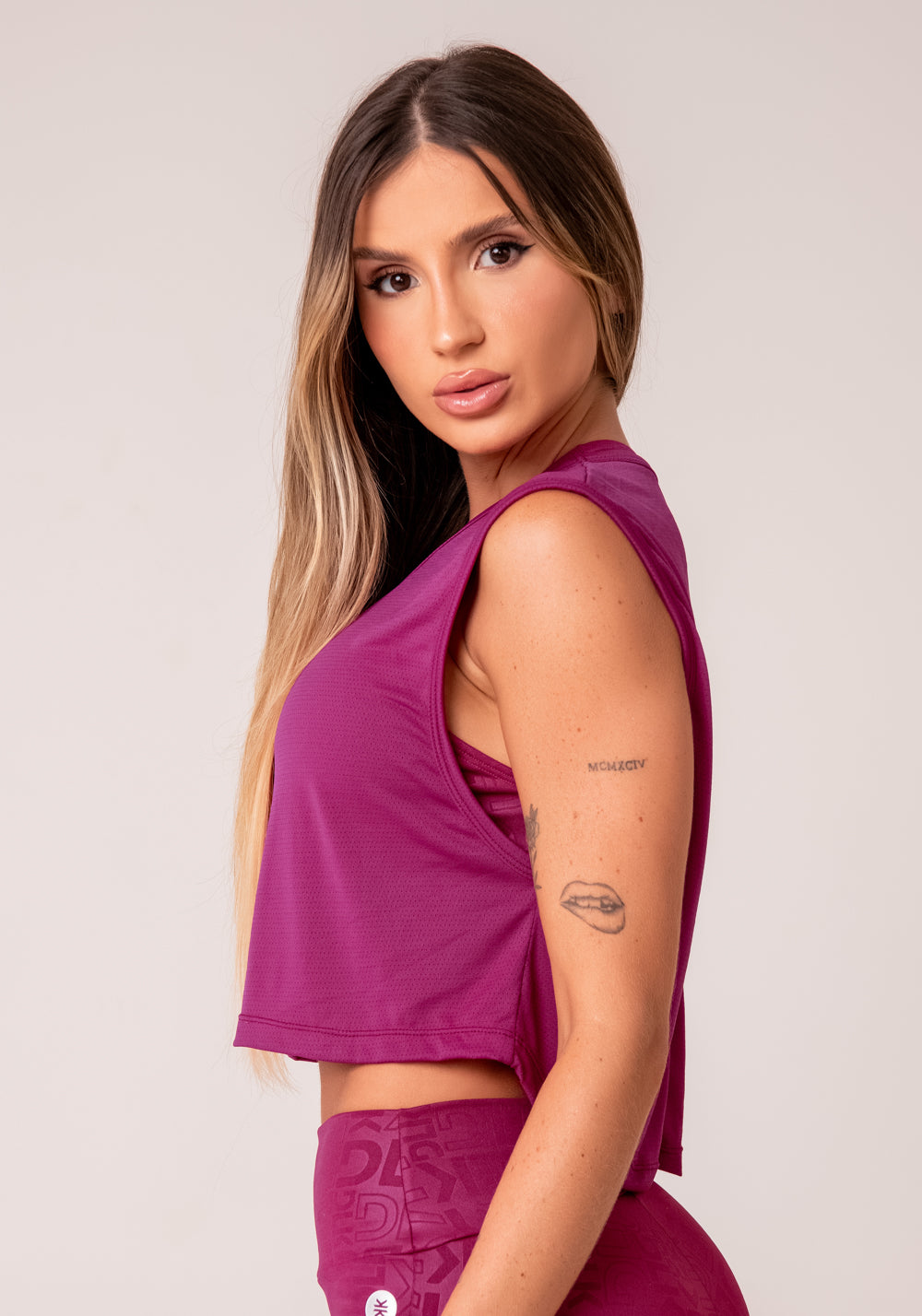 Cropped Mullet Feminino Vinho Com Maxi Cava Reflections Dlk