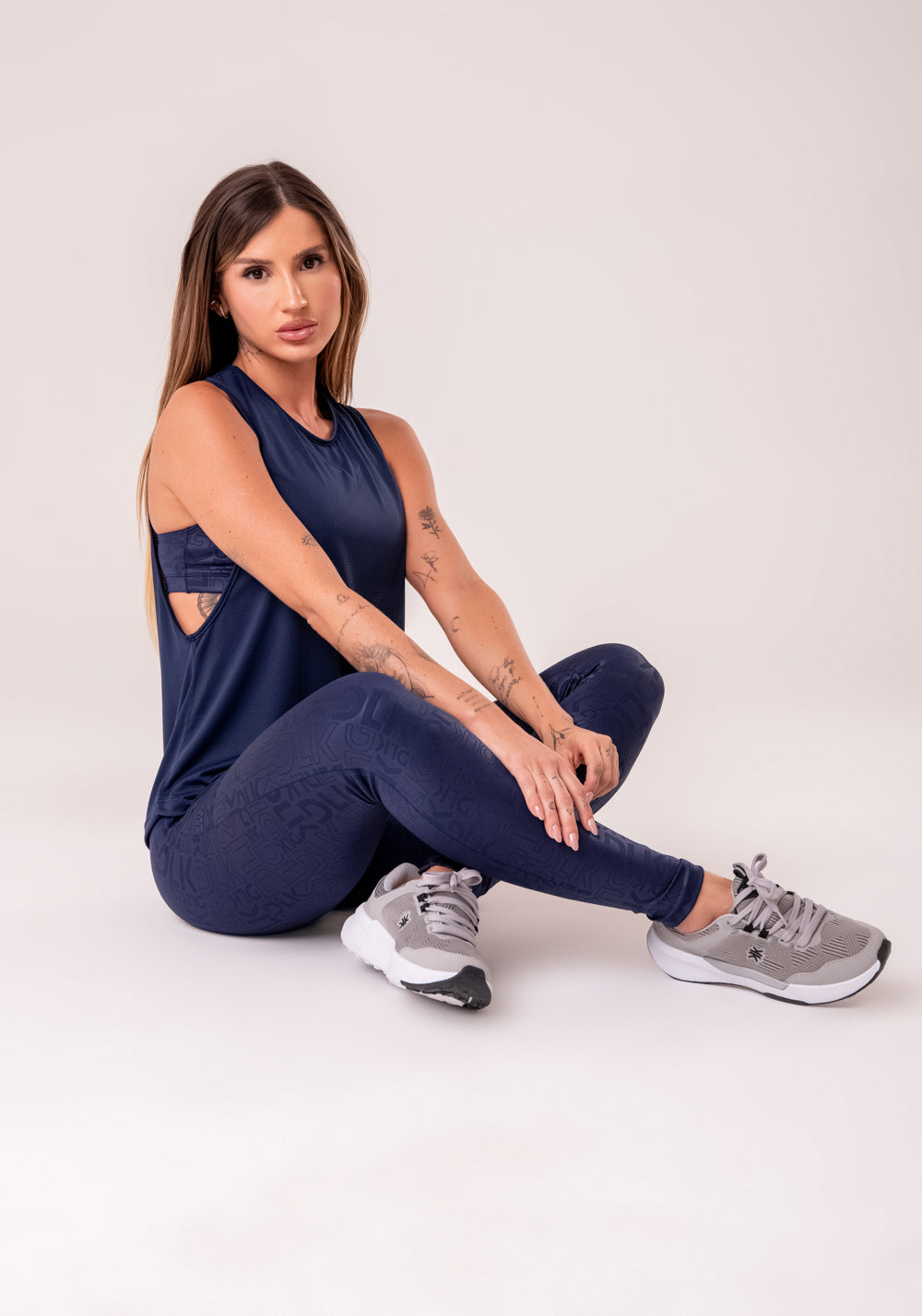 Camiseta Fitness Feminina Azul Marinho Com Maxi Cava Reflections Dlk