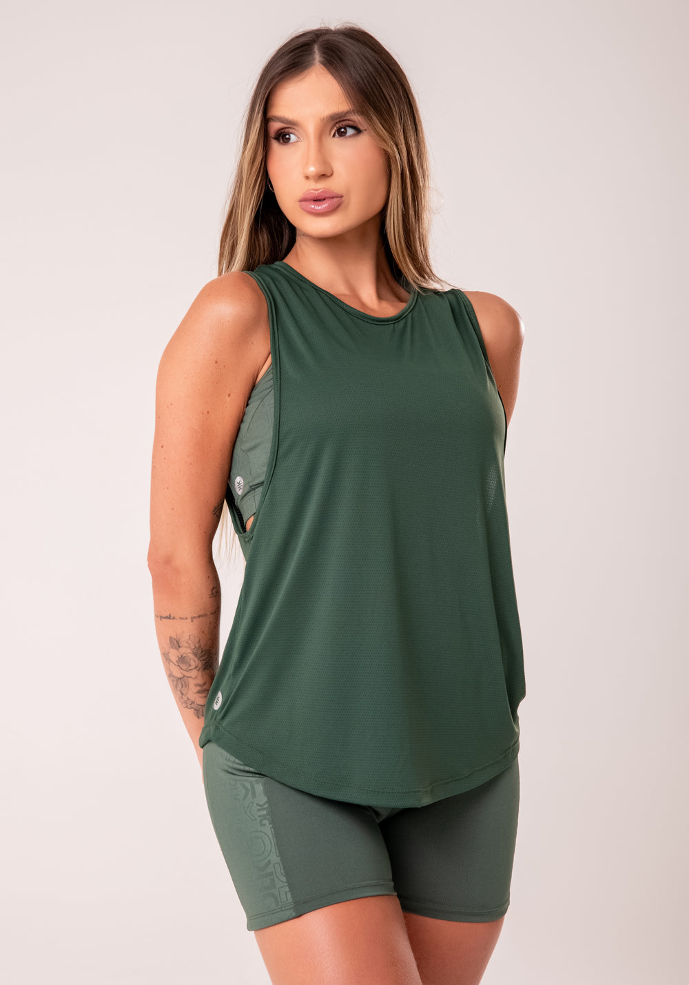 Camiseta Fitness Feminina Verde Com Maxi Cava Reflections Dlk