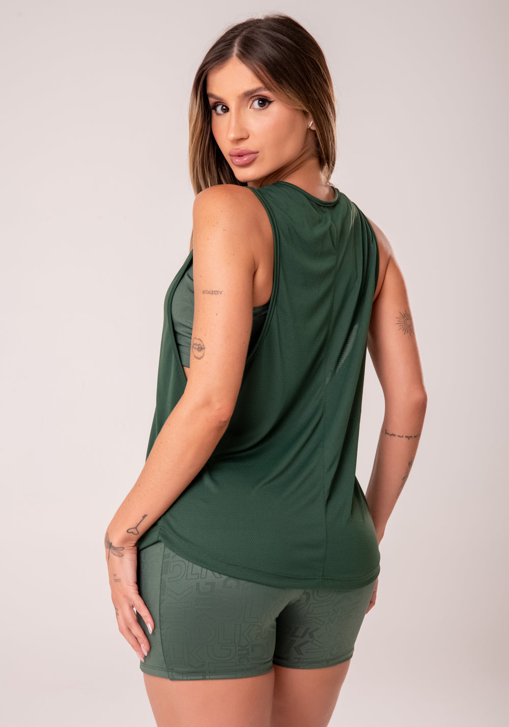 Camiseta Fitness Feminina Verde Com Maxi Cava Reflections Dlk