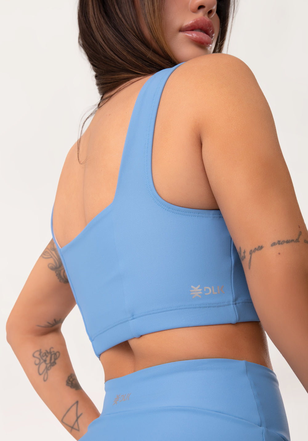 Top Fitness Feminino Azul Decote Reto Com Recortes Aura Dlk