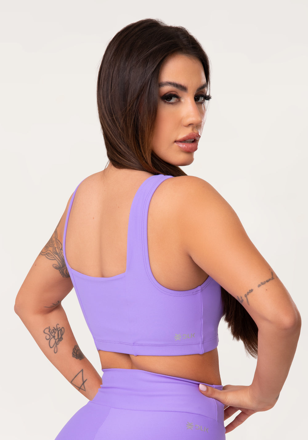 Top Fitness Feminino Lavanda Decote Reto Com Recortes Aura Dlk