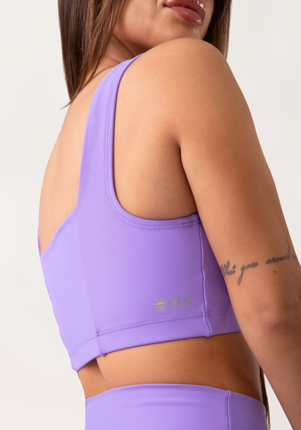 Top Fitness Feminino Lavanda Decote Reto Com Recortes Aura Dlk