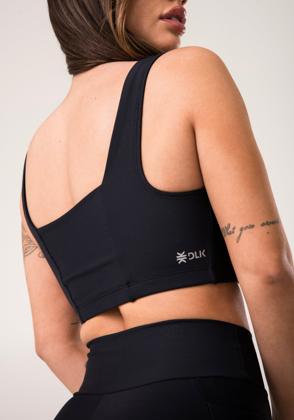 Top Fitness Feminino Preto Decote Reto Com Recortes Aura Dlk