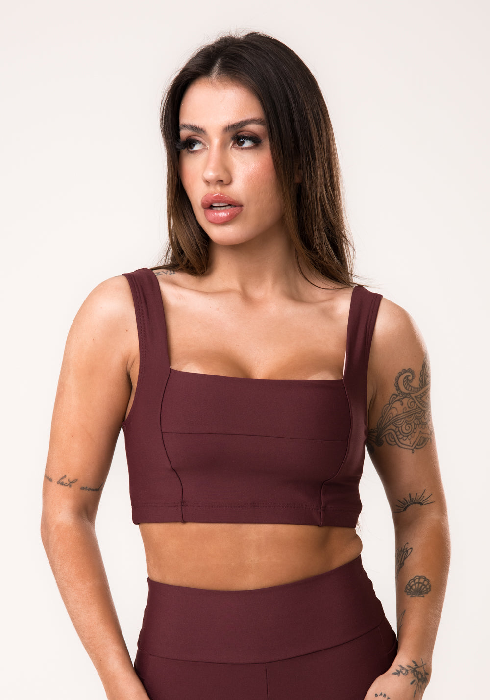 Top Fitness Feminino Vinho Decote Reto Com Recortes Aura Dlk