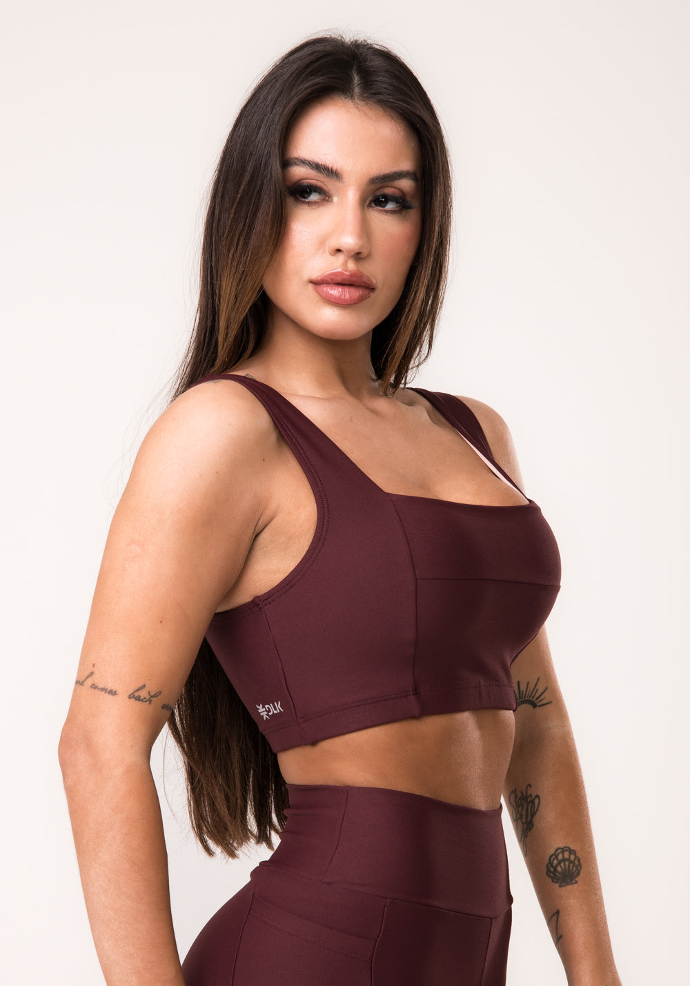 Top Fitness Feminino Vinho Decote Reto Com Recortes Aura Dlk