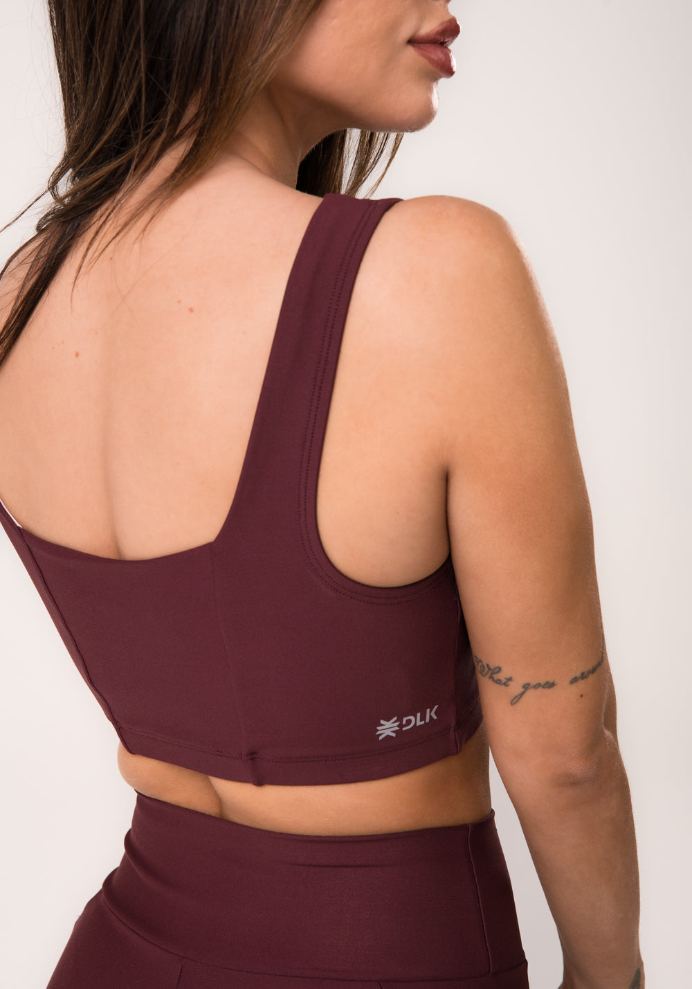 Top Fitness Feminino Vinho Decote Reto Com Recortes Aura Dlk