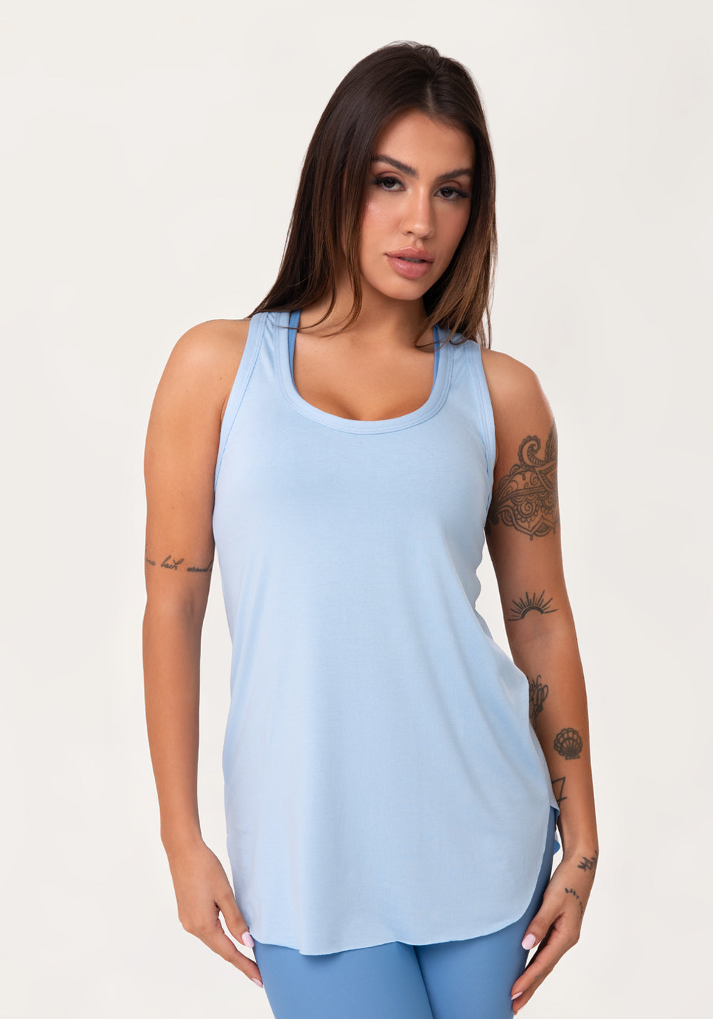 Camiseta Fitness Feminina Alongada Azul Claro Aura Dlk