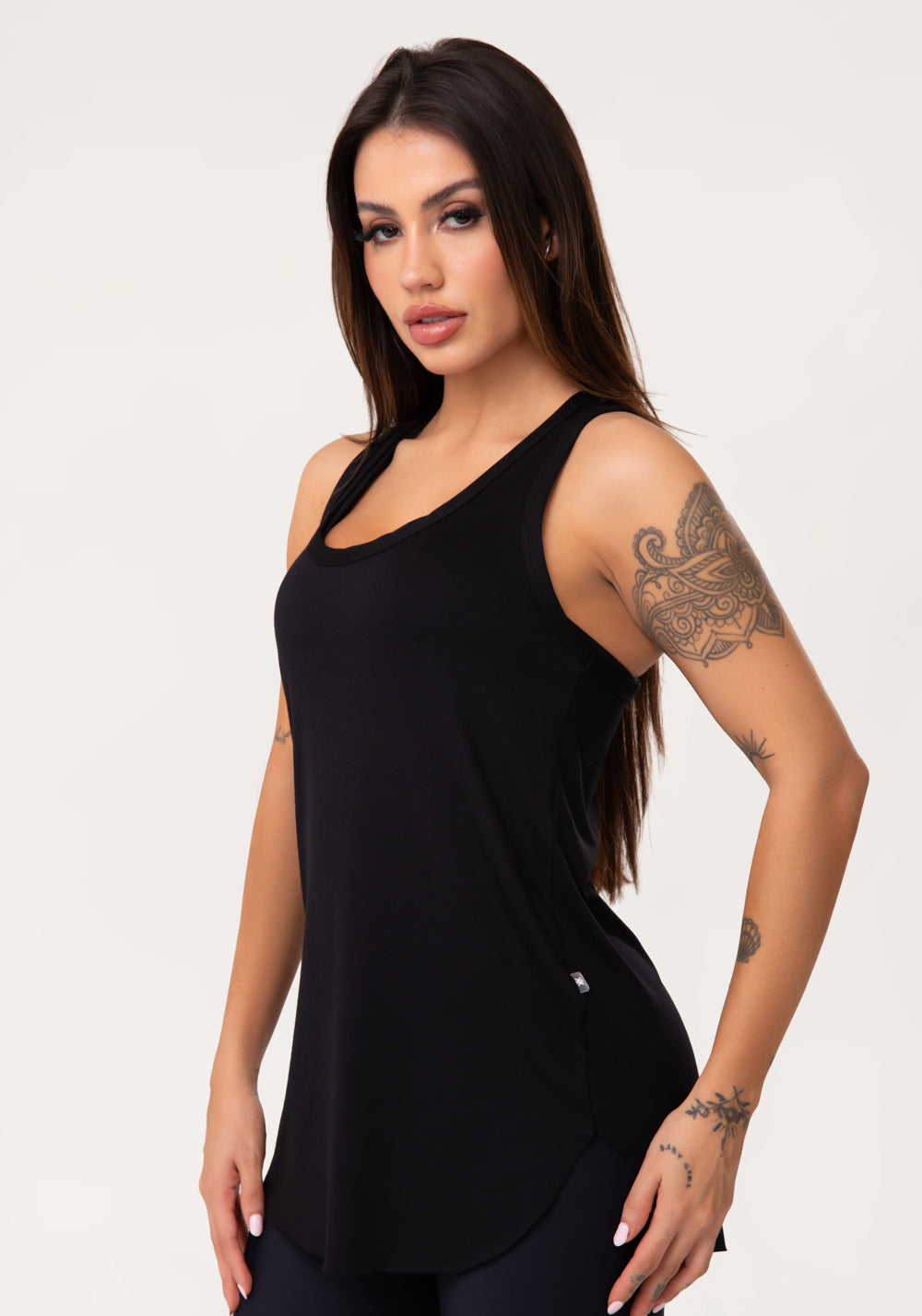 Camiseta Fitness Feminina Alongada Preto Aura Dlk