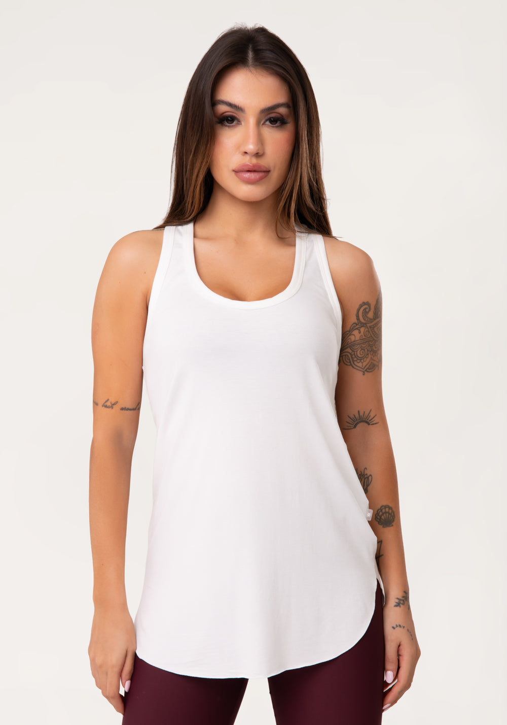 Camiseta Fitness Feminina Alongada Off White Aura Dlk