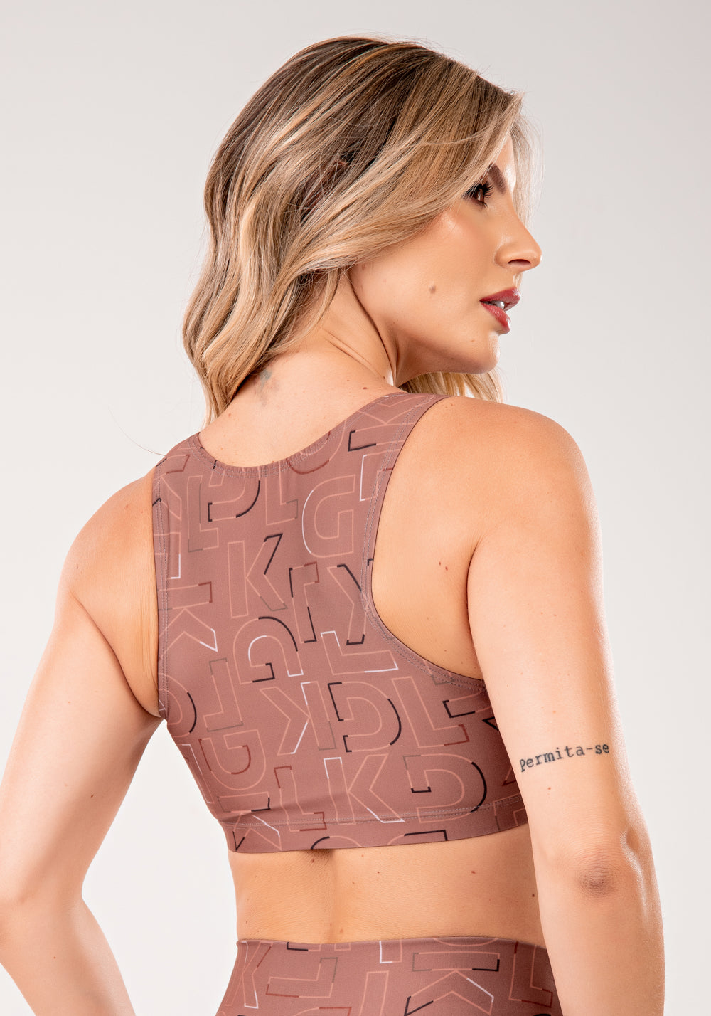 Top Fitness Feminino Estampado Logomania Marrom Printed Mousse Dlk