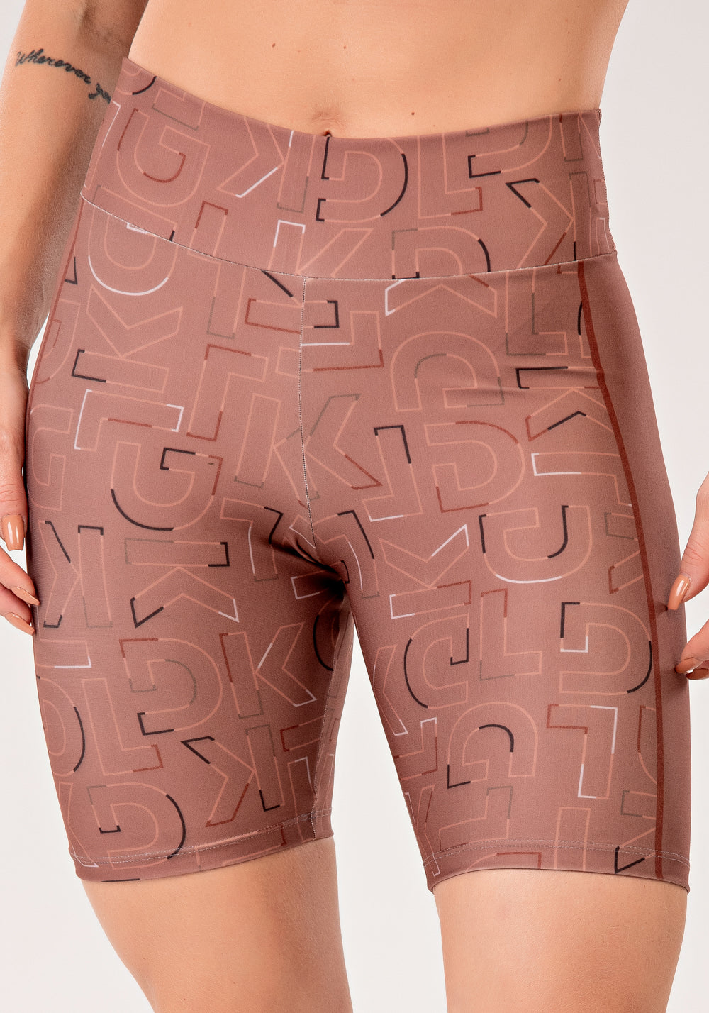 Bermuda Fitness Feminina Estampada Logomania Marrom Printed Mousse Dlk