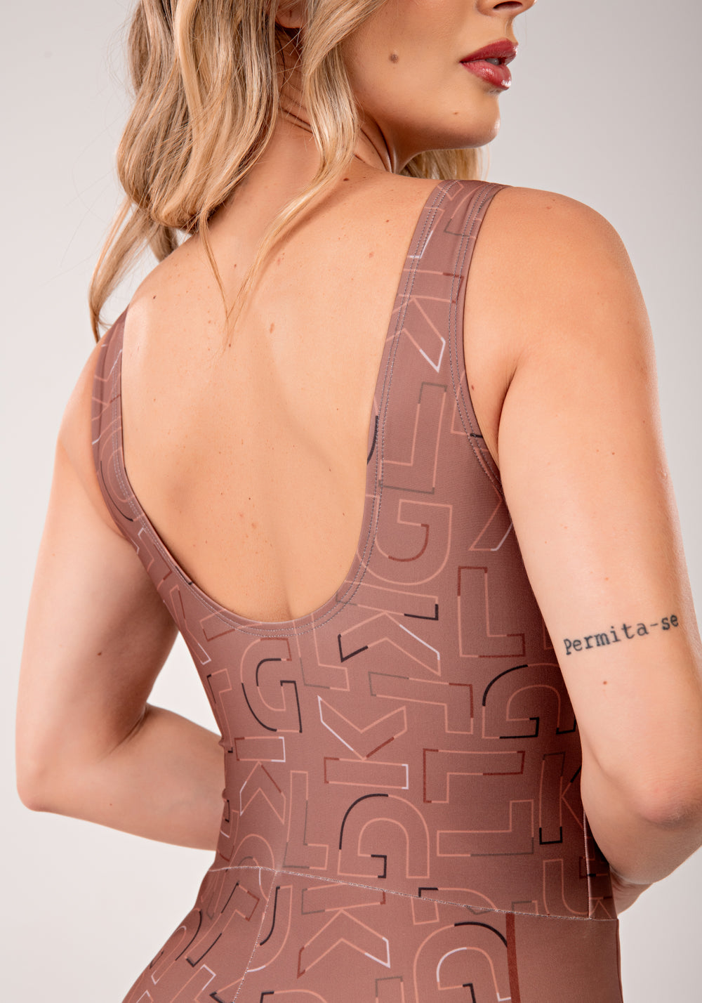 Macaquinho Fitness Feminino Estampado Logomania Marrom Printed Mousse Dlk