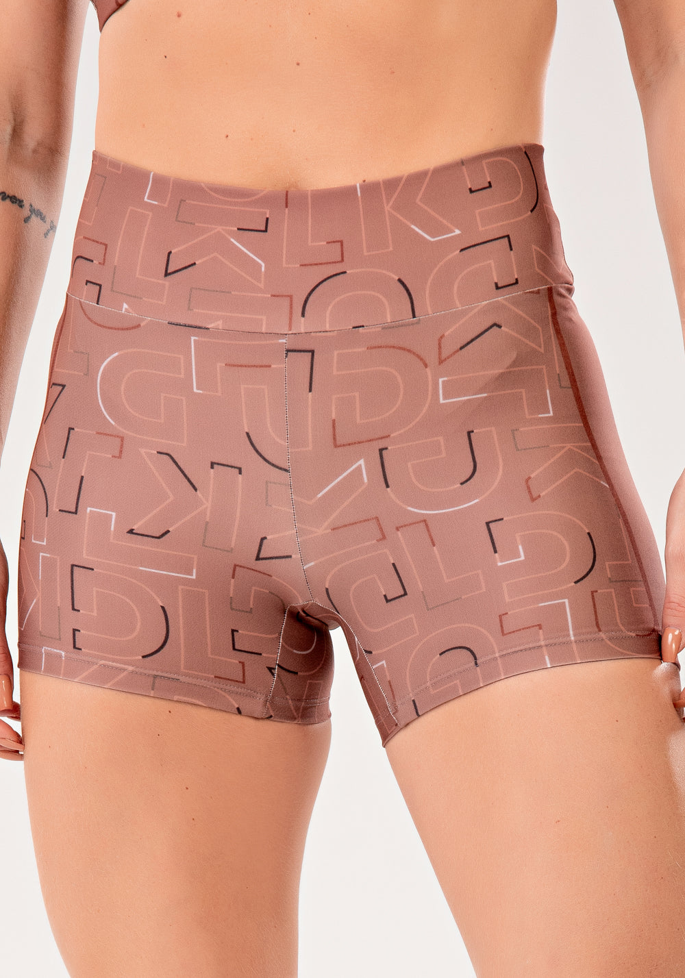 Short Fitness Feminino Estampado Logomania Marrom Printed Mousse Dlk