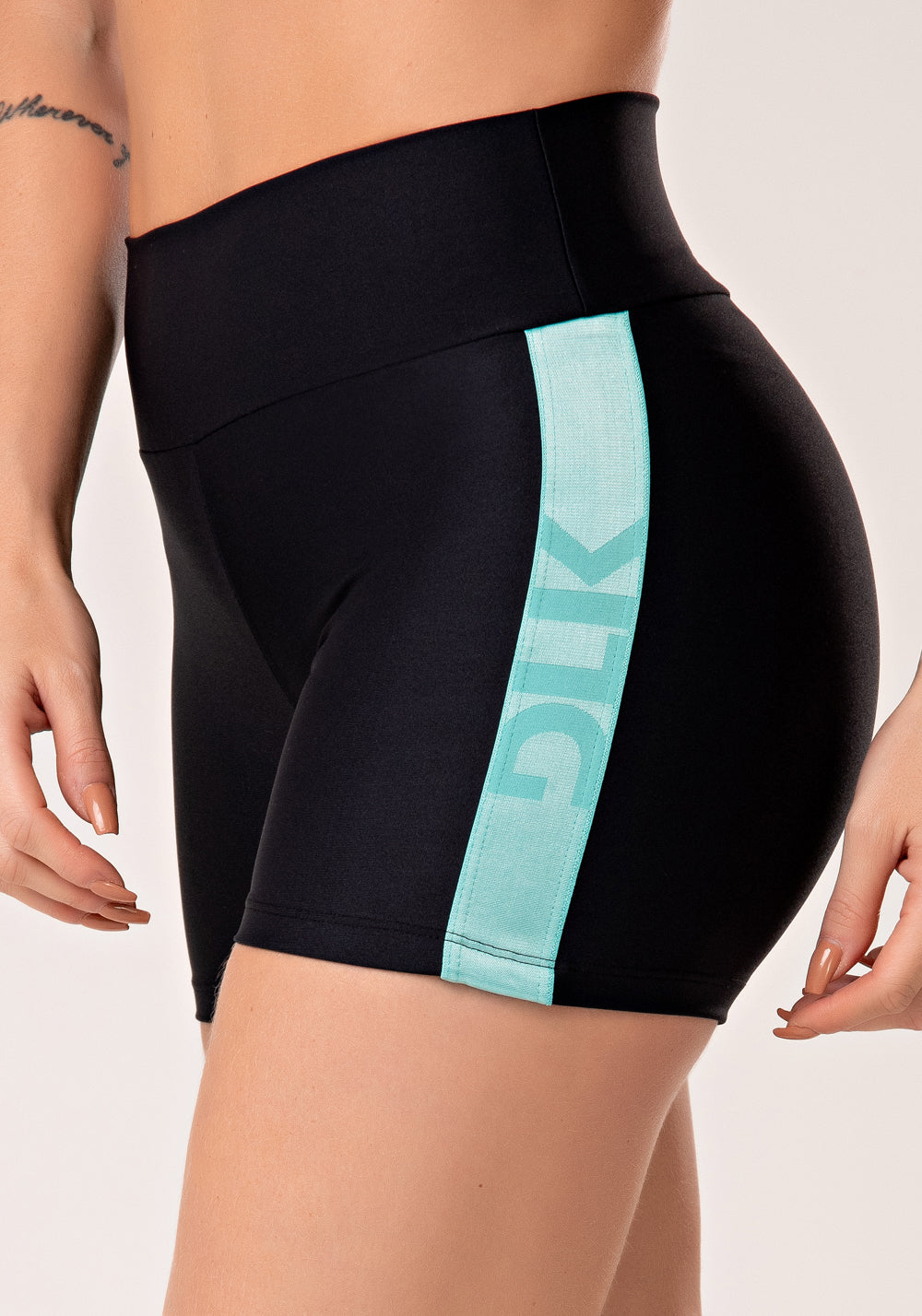 Short Fitness Feminino Preto Com Elástico Lateral Azul Energy Dlk