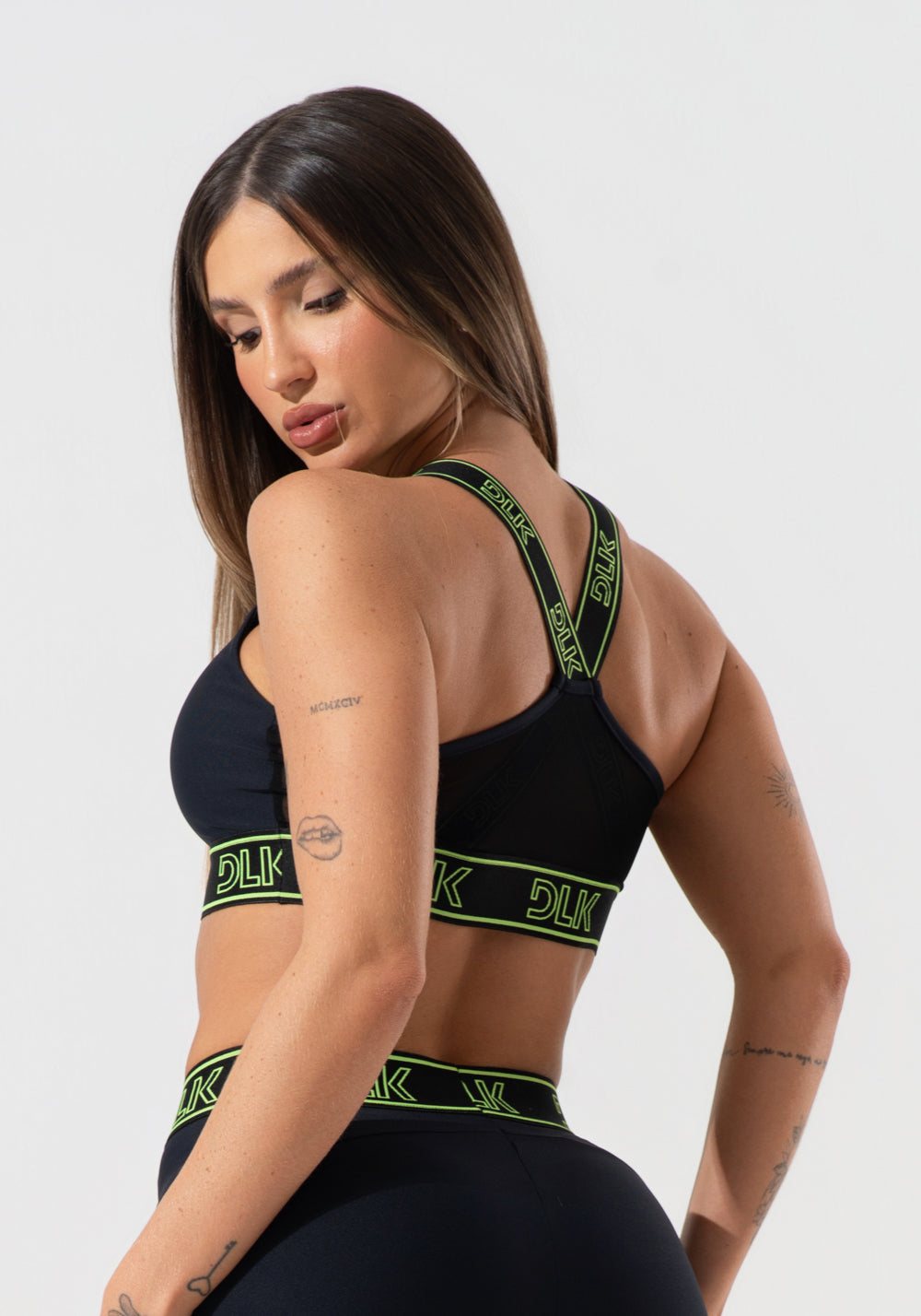 Top Fitness Feminino Com Bojo E Alças De Elástico Com Tule Nas Costas Activity Dlk Preto