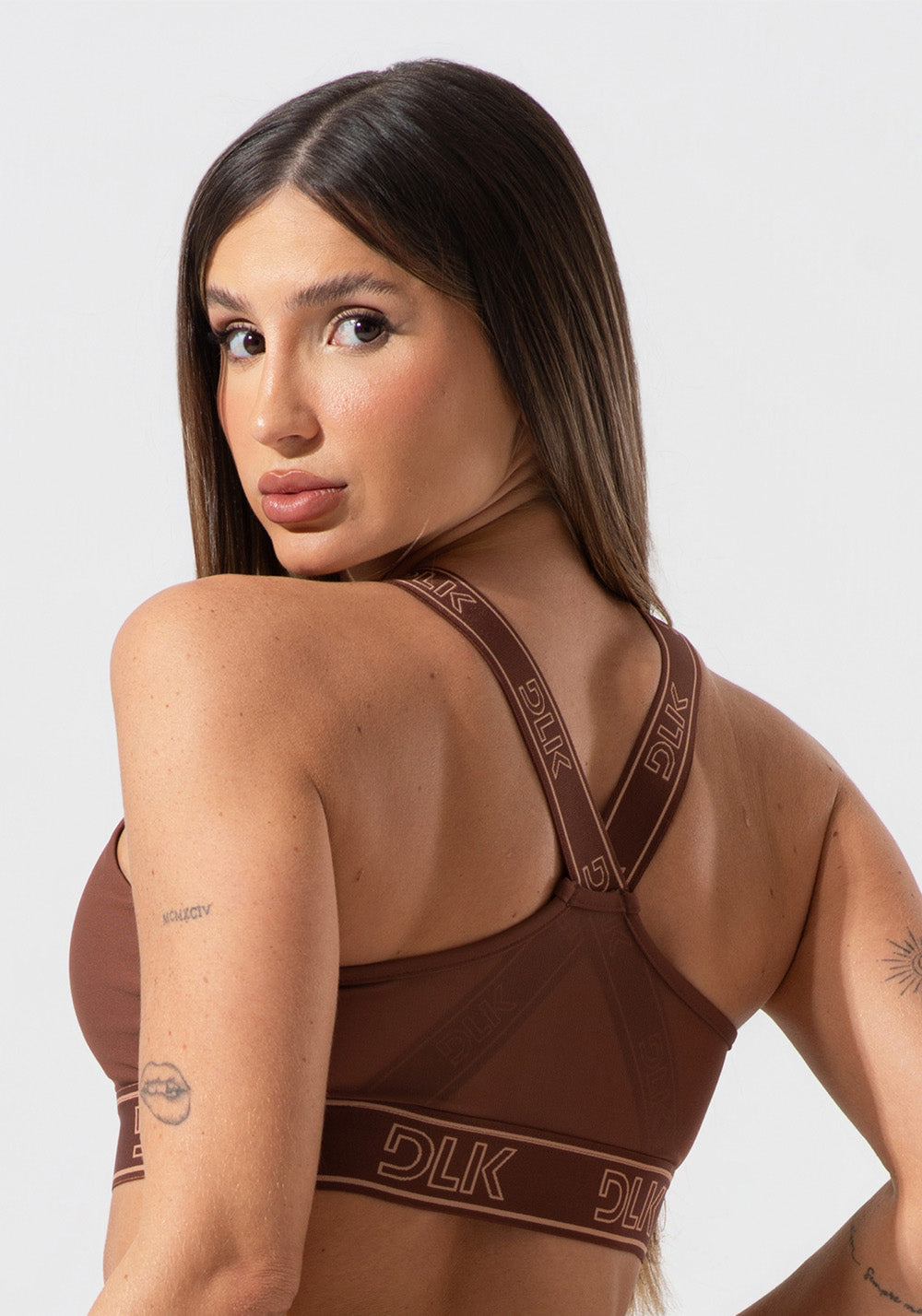 Top Fitness Feminino Com Bojo E Alças De Elástico Com Tule Nas Costas Activity Dlk Marrom