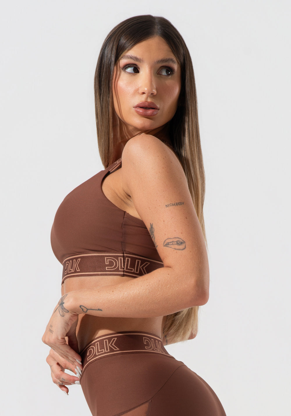 Top Fitness Feminino Com Bojo E Alças De Elástico Com Tule Nas Costas Activity Dlk Marrom